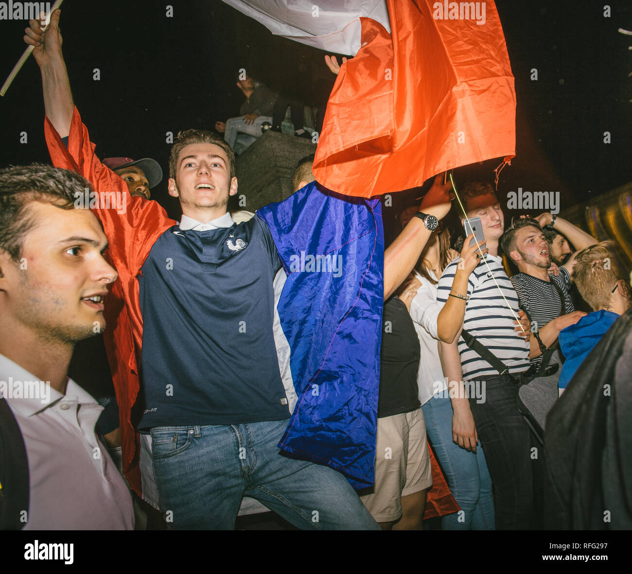 STRASBOURG, FRANCE - 10 juillet 2018 : l'homme avec drapeau National Français crier heureux après la victoire de la France se qualifier pour la finale de la FIFA 2018 Wor Banque D'Images