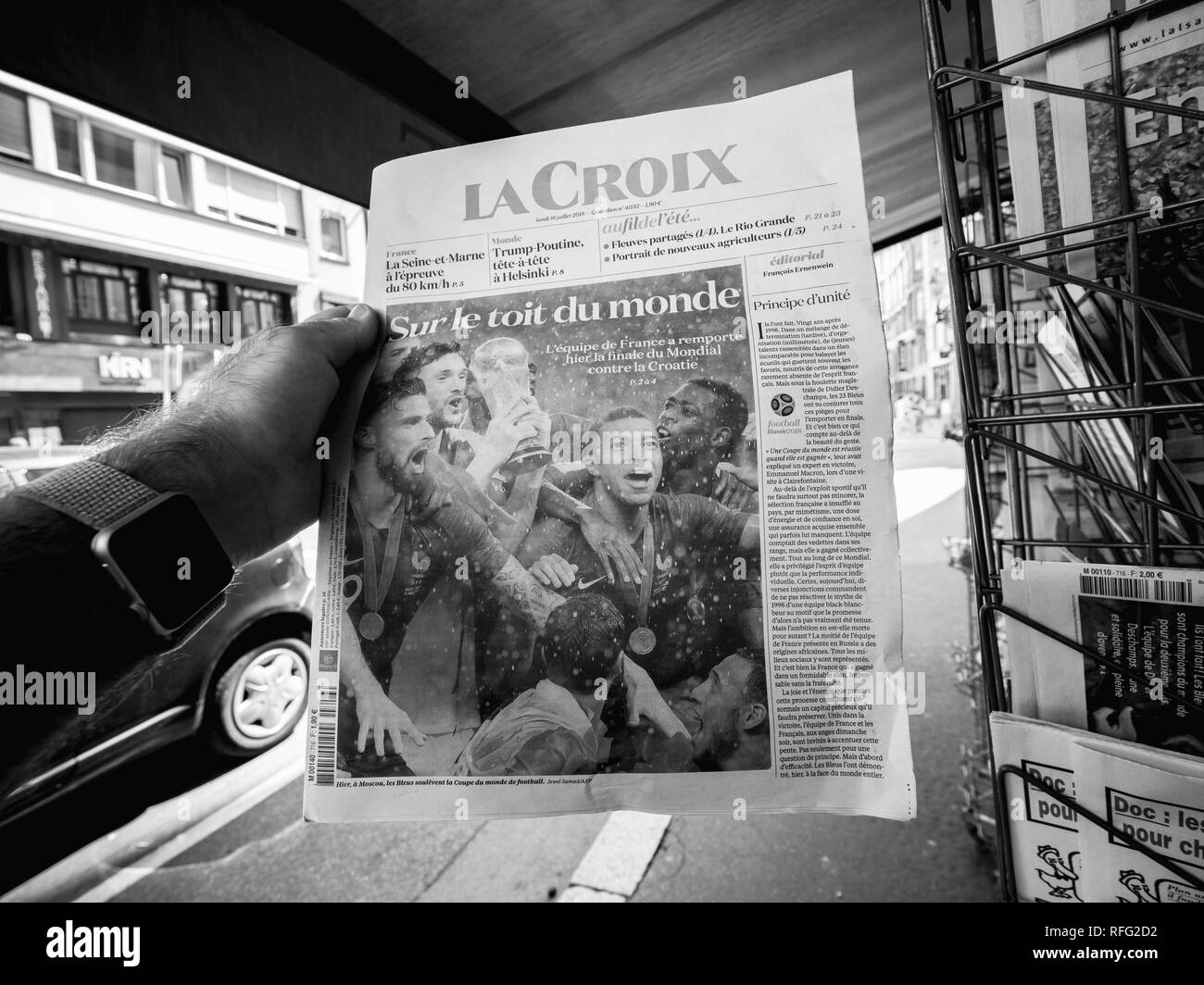 PARIS, FRANCE - Jul 16, 2018 : l'achat de la Croix journal annonçant le titre de champion de France l'équipe nationale du football français après avoir gagné leur Coupe du Monde Banque D'Images