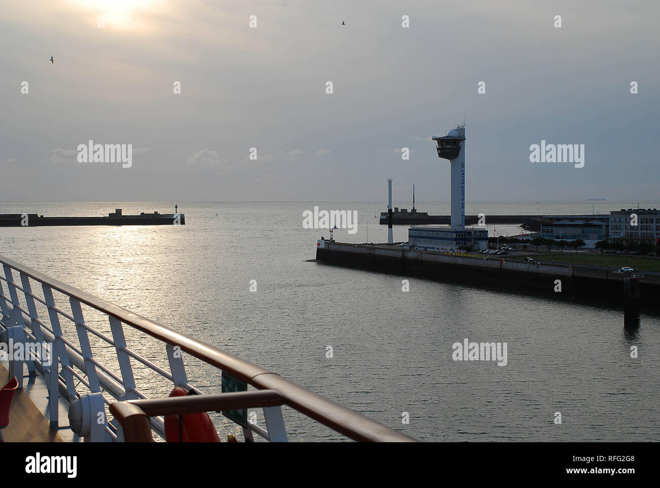 Sortie du port du Havre (France), vue d'un paquebot de croisière. Le Havre est une commune française, située dans le département de la Normand Banque D'Images