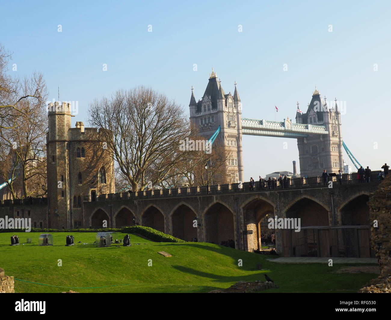 Vue sur le Tower Bridge à partir de l'intérieur de la Tour de Londres - Londres - Royaume-Uni Banque D'Images