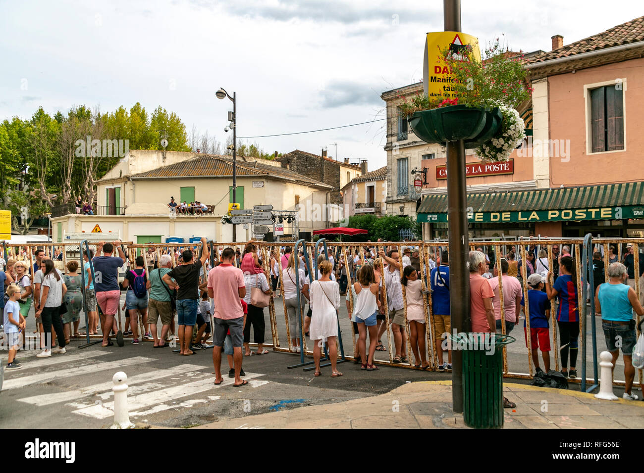 Les spectateurs attendent derrière des barrières pour la fête annuelle de  taureaux, Saint Gilles, Gard, France Photo Stock - Alamy