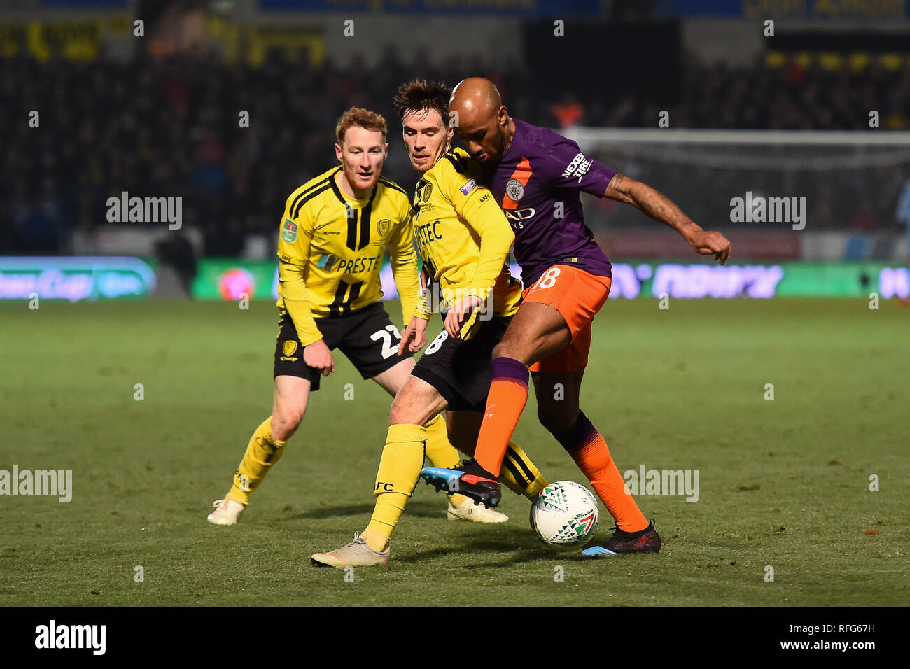 BURTON ON TRENT, Royaume-Uni 23 janvier. Le milieu de terrain de Manchester City Fabian Delph (18) s'attaque au poste de Burton Albion William Miller (18) au cours de l'Carabao Cup match entre Burton Albion et Manchester City au stade de Pirelli, Burton upon Trent le mercredi 23 janvier 2019. (Crédit : MI News & Sport) Banque D'Images