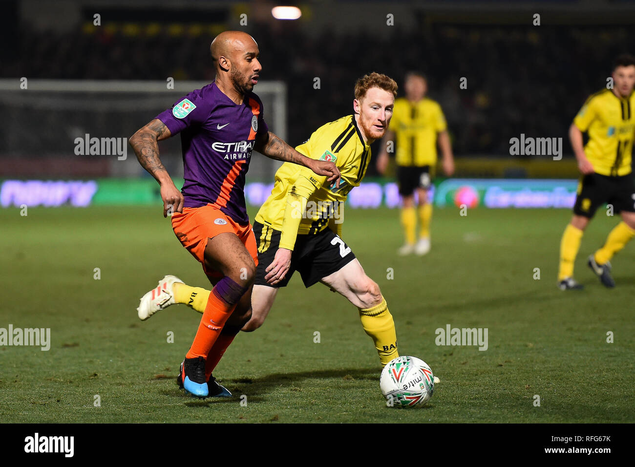 BURTON ON TRENT, Royaume-Uni 23 janvier. Le milieu de terrain de Manchester City Fabian Delph (18) avec Burton Albion terrain Stephen Quinn (23) au cours de l'Carabao Cup match entre Burton Albion et Manchester City au stade de Pirelli, Burton upon Trent le mercredi 23 janvier 2019. (Crédit : MI News & Sport) Banque D'Images