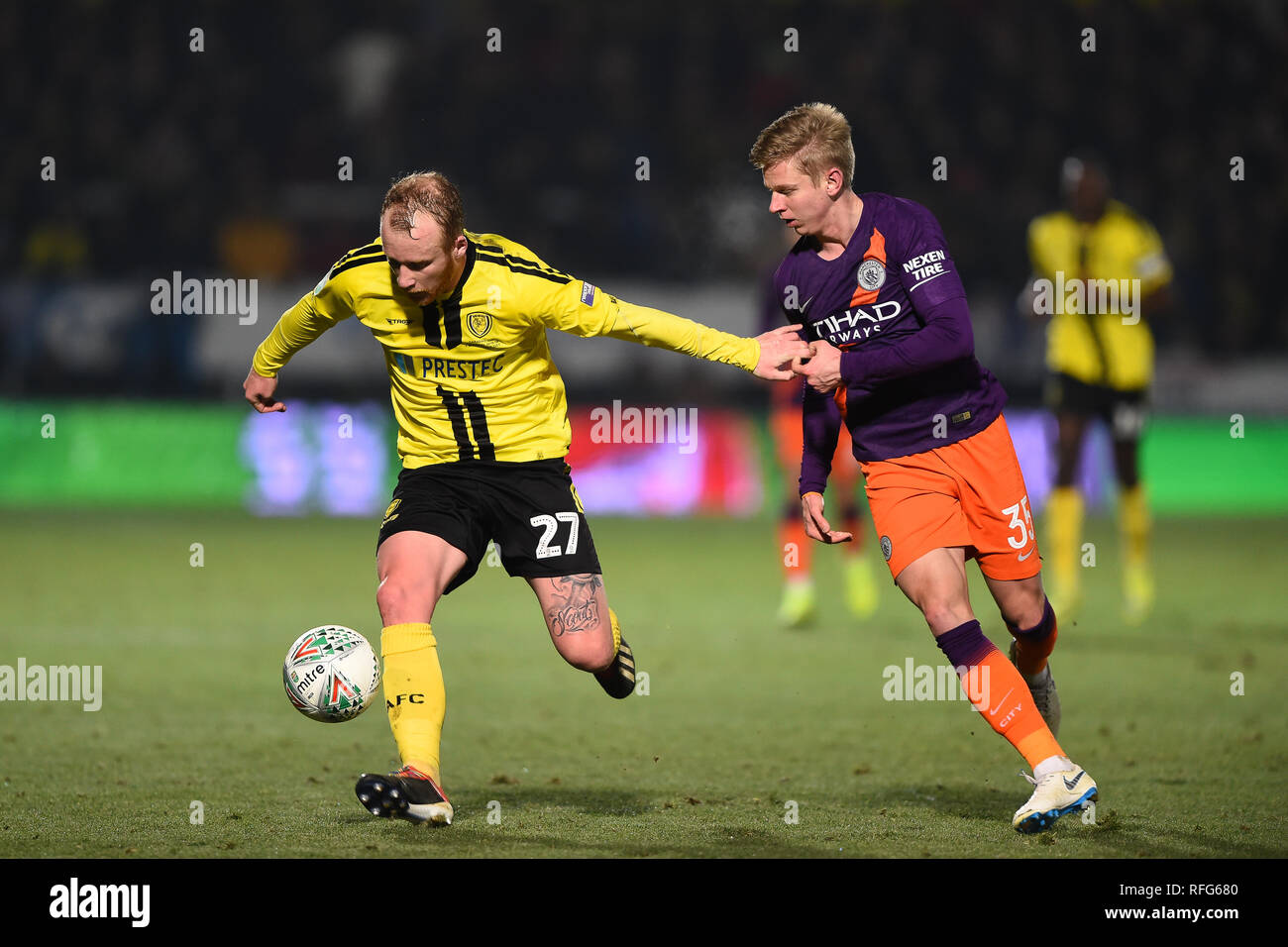 BURTON ON TRENT, Royaume-Uni 23 janvier. Burton Albion avant Liam Boyce (27) batailles avec le milieu de terrain de Manchester City, Oleksandr Zintchenko (35) au cours de l'Carabao Cup match entre Burton Albion et Manchester City au stade de Pirelli, Burton upon Trent le mercredi 23 janvier 2019. (Crédit : MI News & Sport) Banque D'Images