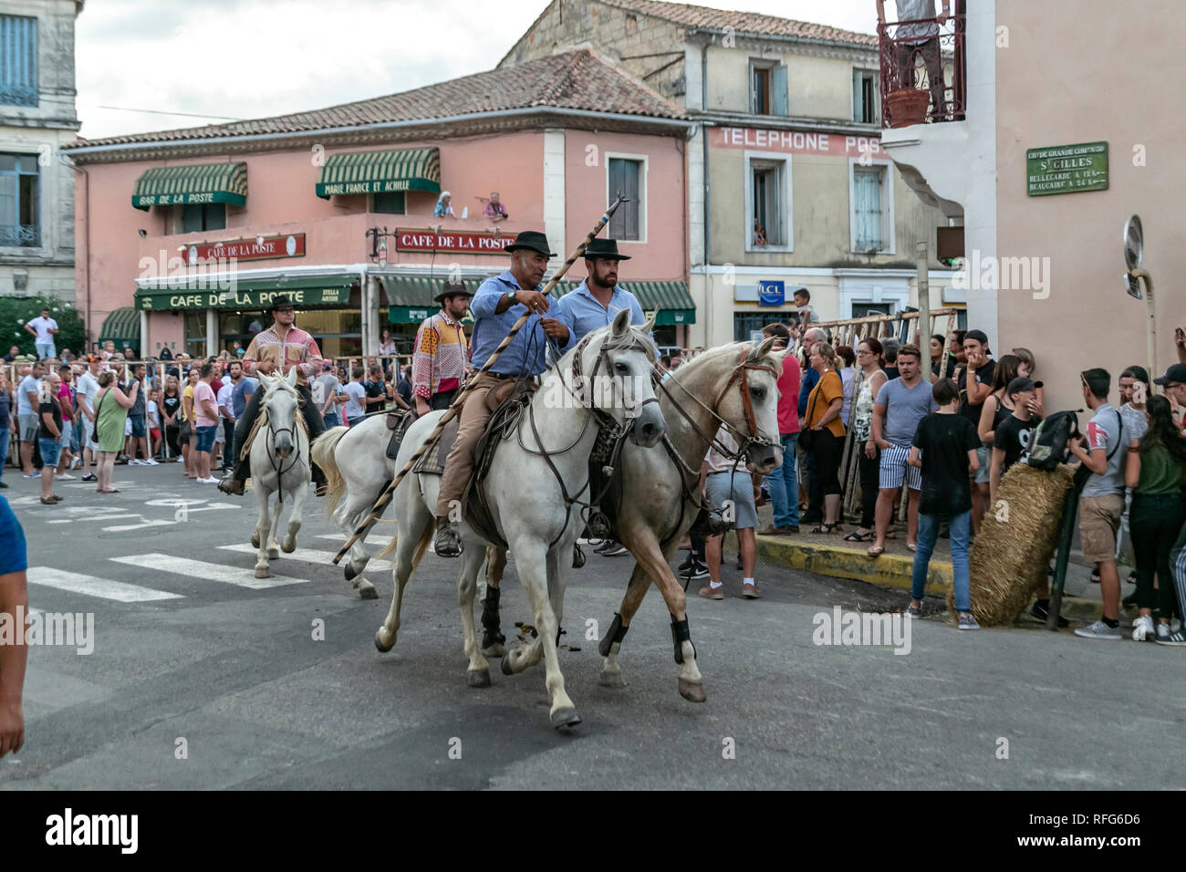 Les Gardians à cheval chevaux camargue à l'assemblée annuelle de taureaux fête, Saint Gilles, Gard, France Banque D'Images