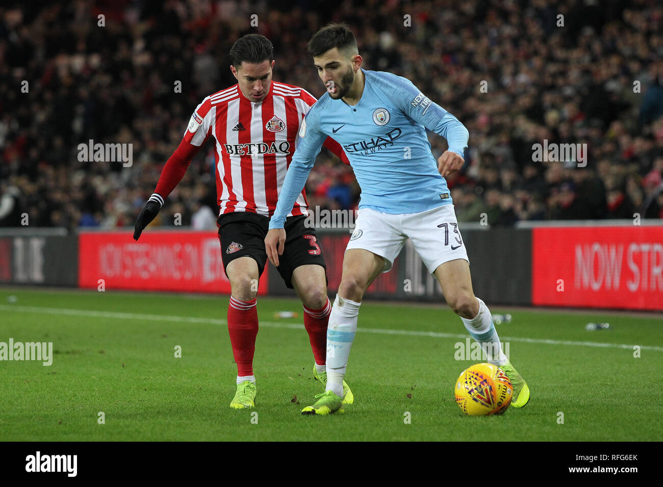 SUNDERLAND, Royaume-Uni 22ème janvier. Benjamín Garré de Manchester City et Adam Matthews de Sunderland en action au cours de l'Checkatrade Trophy trimestre dernier match entre Sunderland et Manchester City sous 23s dans le stade de la lumière, Sunderland, le mardi 22 janvier 2019. (Crédit : Mark Fletcher | MI News & Sport Ltd) ©MI News & Sport Ltd. Banque D'Images