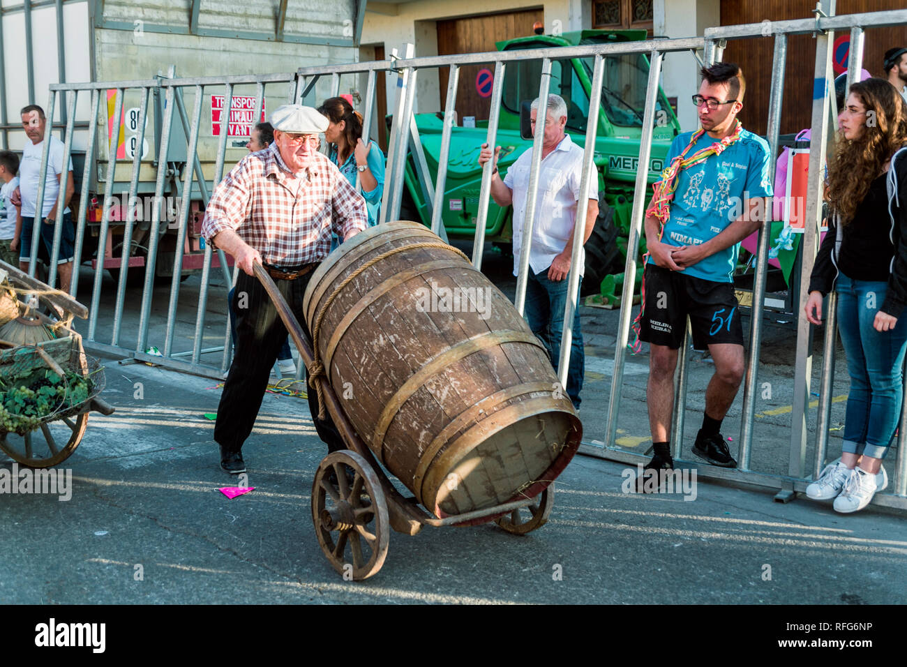 Français poussant le baril sur le camion, Old School Défilé des métiers traditionnels à la fête annuelle, Saint Gilles, Gard, France Banque D'Images