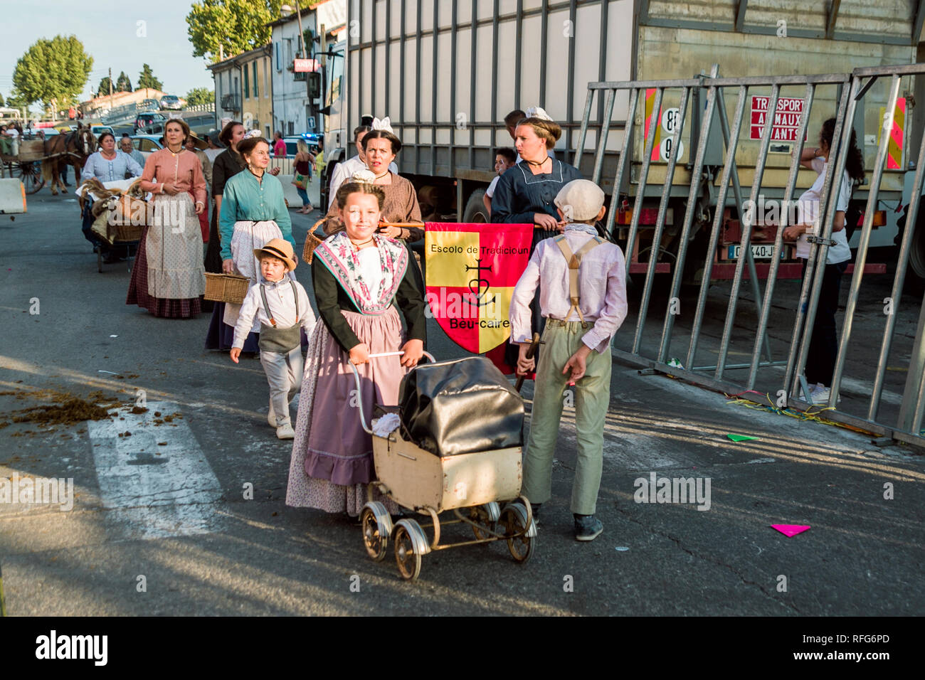 Les femmes et les enfants en costumes traditionnels dans l'ancienne école Parade à la fête annuelle, Saint Gilles, Gard, France Banque D'Images