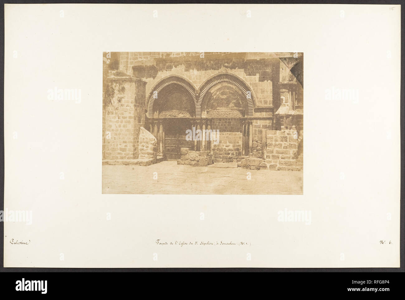 Façade de l'Eglise du Saint Sépulcre, à Jérusalem (No. 1). Artist : Maxime Du Camp (Français, 1822-1894). Dimensions : Image : 6 11/16 x 9 3/8 in. (17 × 23,8 cm) Mont : 12 × 18 5/16 11/16 in. (31,2 × 47,5 cm). Date : 19 août, 1850. Musée : Metropolitan Museum of Art, New York, USA. Banque D'Images