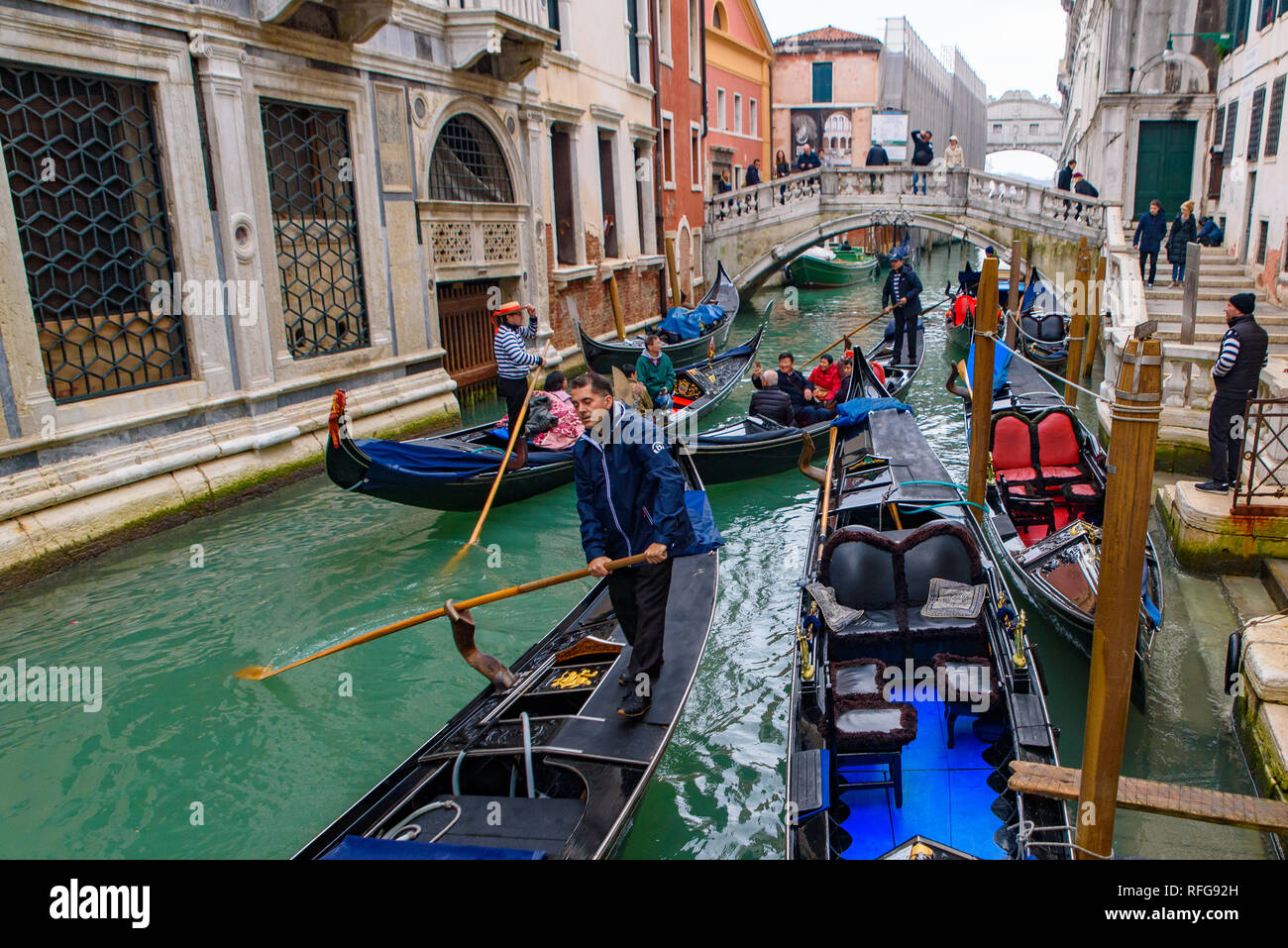 Gondola, le bateau vénitien traditionnel, sur canal avec les touristes, Venise, Italie Banque D'Images