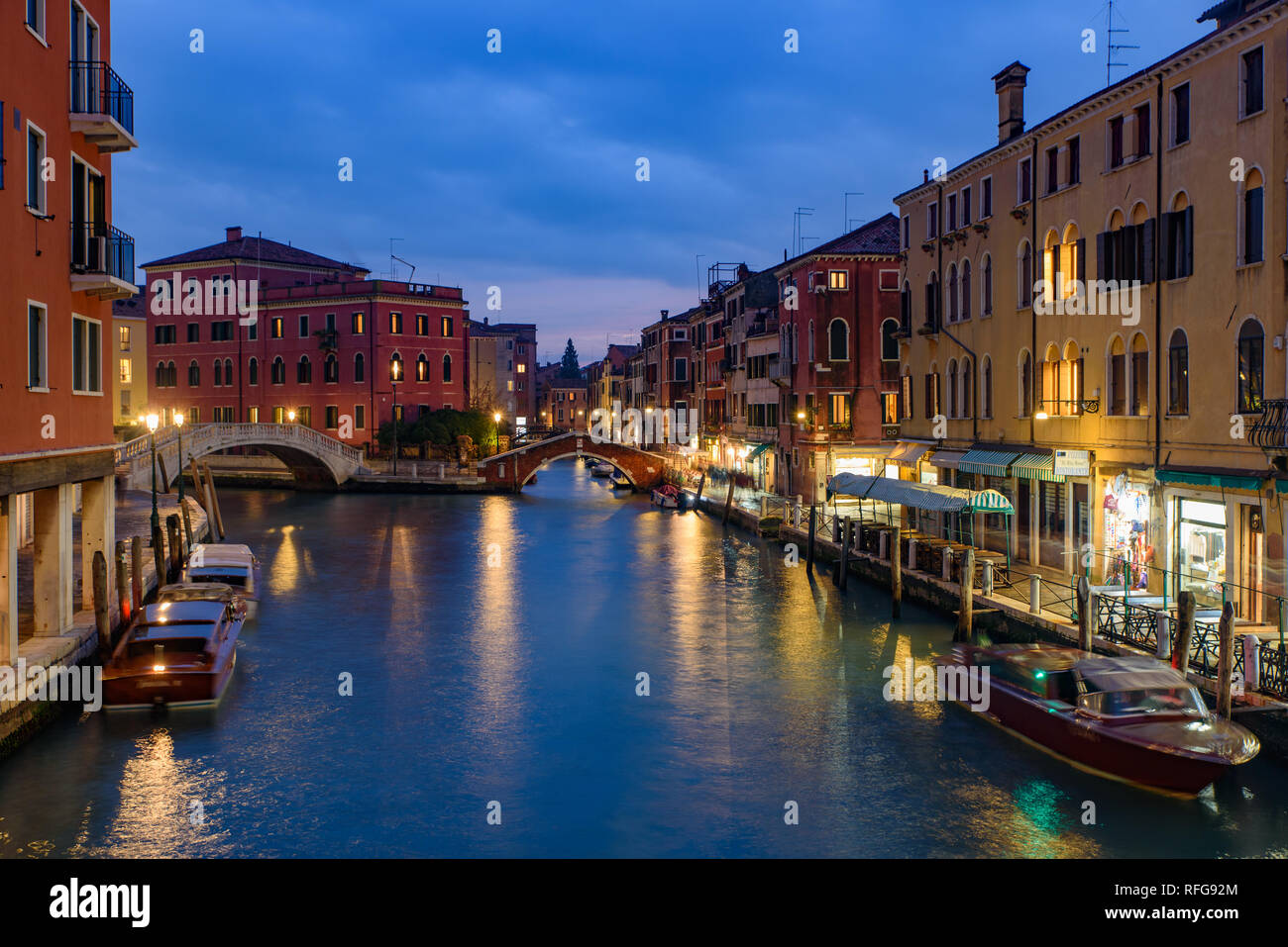 Vue de nuit sur le canal, pont, et de vieux bâtiments de Venise, Italie Banque D'Images