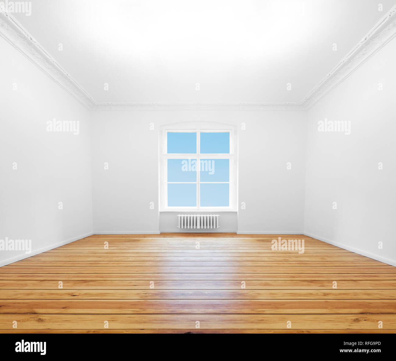 Chambre avec fenêtre vide, planche de bois-de-chaussée, rénové en Banque D'Images