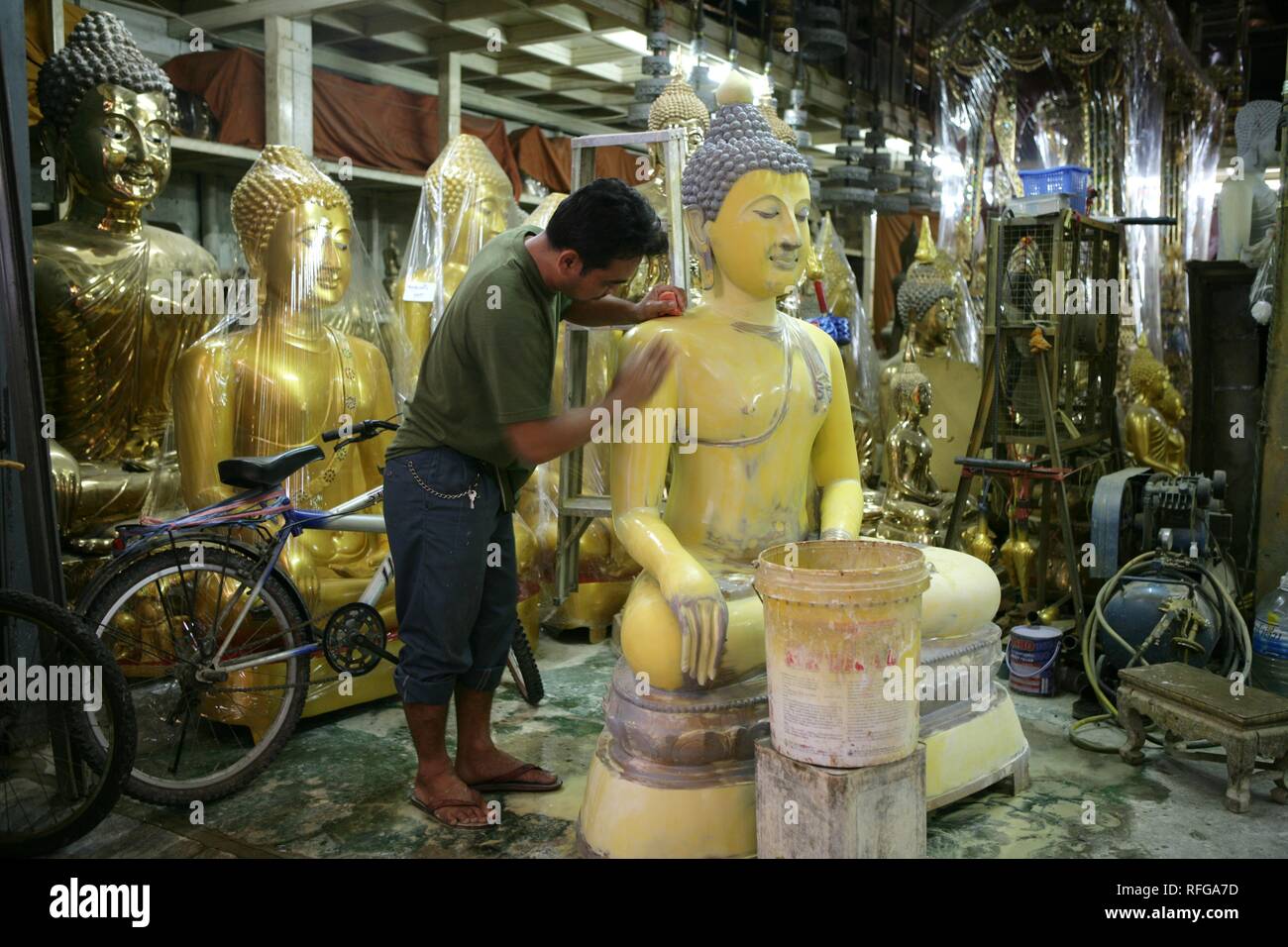 THA Thaïlande Bangkok Buddah Usine. Des statues de Bouddha de toutes sortes et tailles sont faites ici. | Banque D'Images