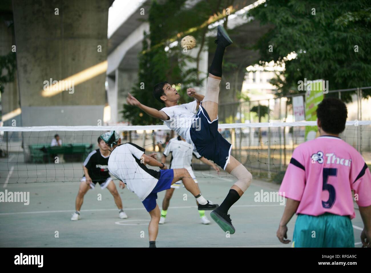 THA Thaïlande Bangkok Sports Park à Khlong San Net-Takro Ball jeu sous le Pont Taksin Banque D'Images
