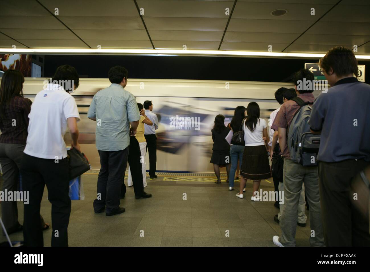 THA Thaïlande Bangkok dans un métro, station d'attente organisée des files d'attente. | Banque D'Images