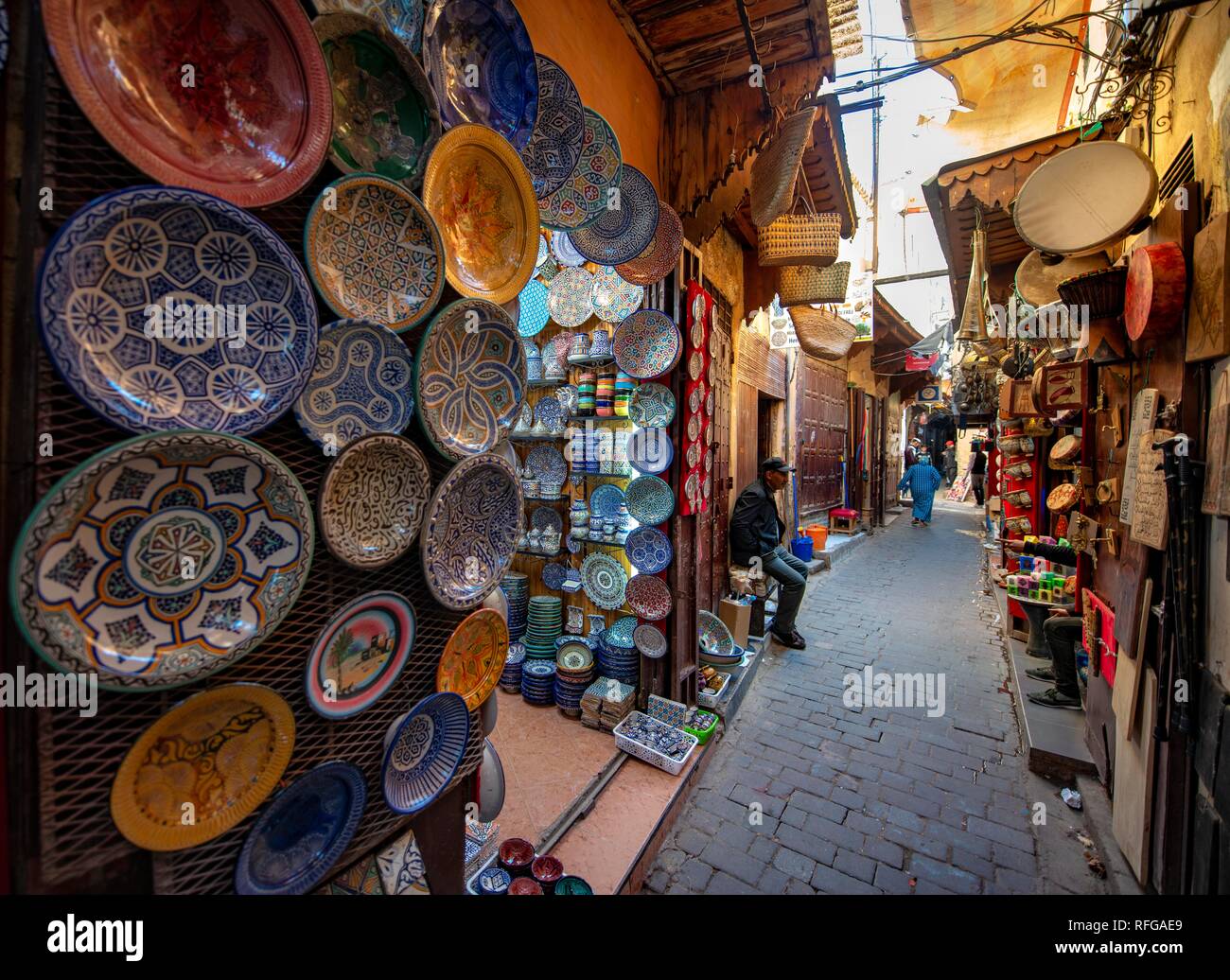 Les plaques peintes de couleurs vives et des carreaux, magasin d'artisanat, ruelle étroite, Fès Médina, Fès, Maroc Banque D'Images