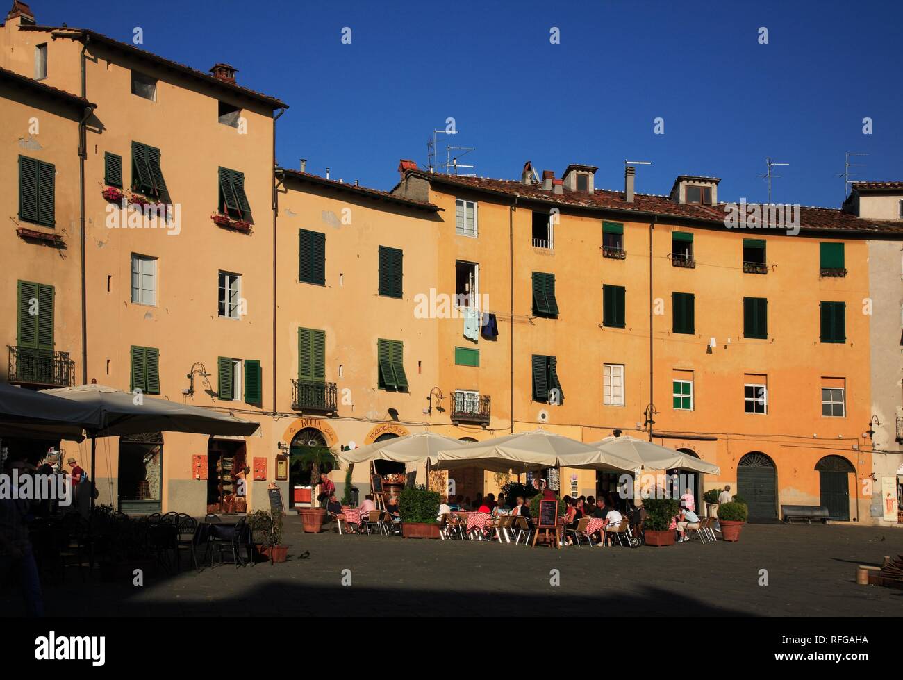 Piazza Anfiteatro, Lucca, Toscane, Italie Banque D'Images