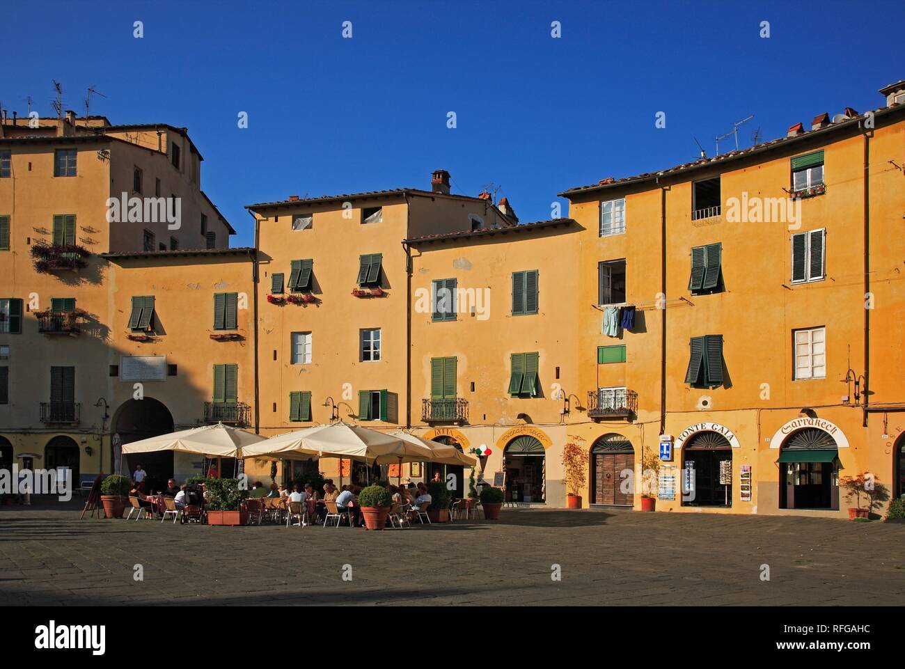 Piazza Anfiteatro, Lucca, Toscane, Italie Banque D'Images