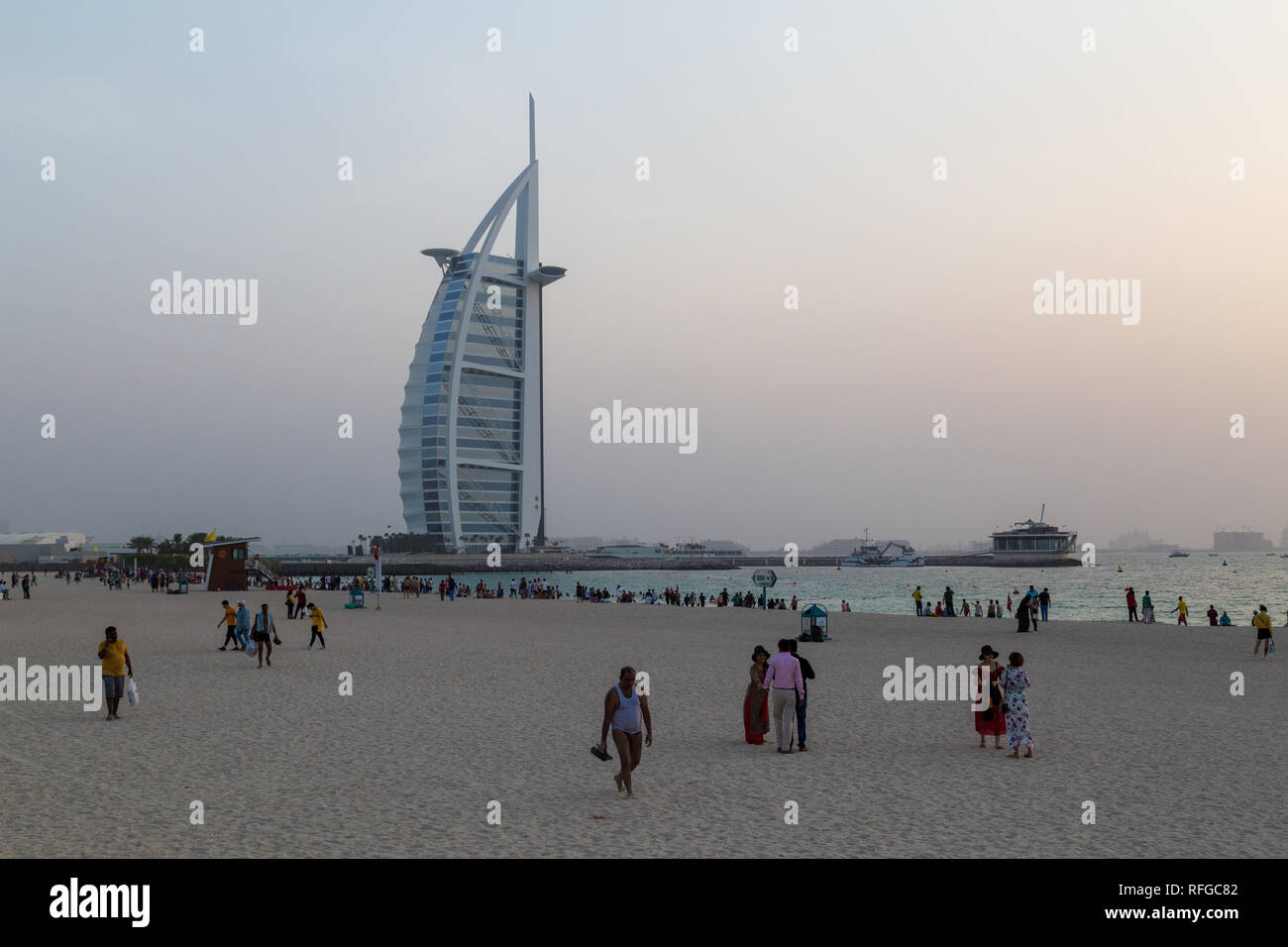 Coucher de soleil à la plage publique de Jumeirah à Dubai, UAE Banque D'Images