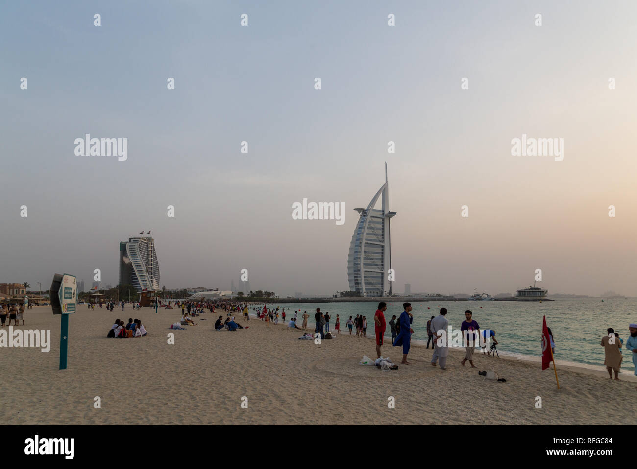 Coucher de soleil à la plage publique de Jumeirah à Dubai, UAE Banque D'Images