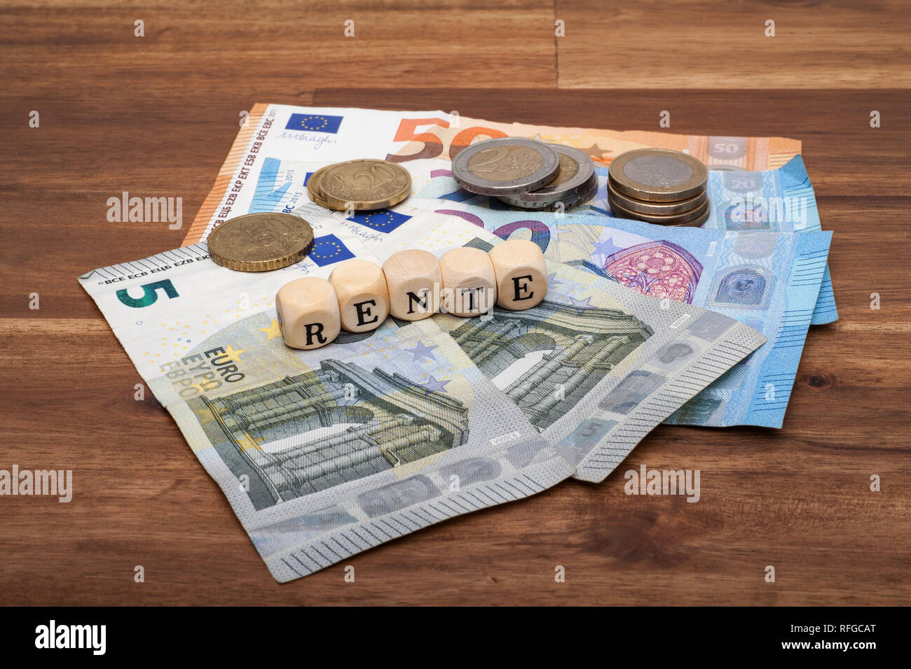 Mourir Euro Geldscheine Münzen und liegen auf dem Tisch mit dem Wort Rente Banque D'Images