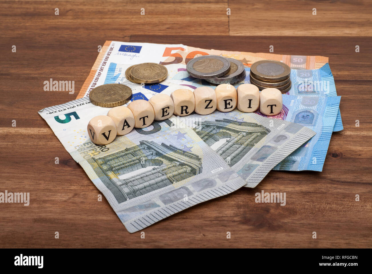 Mourir Euro Geldscheine Münzen und liegen auf dem Tisch mit dem Wort Vaterzeit Banque D'Images