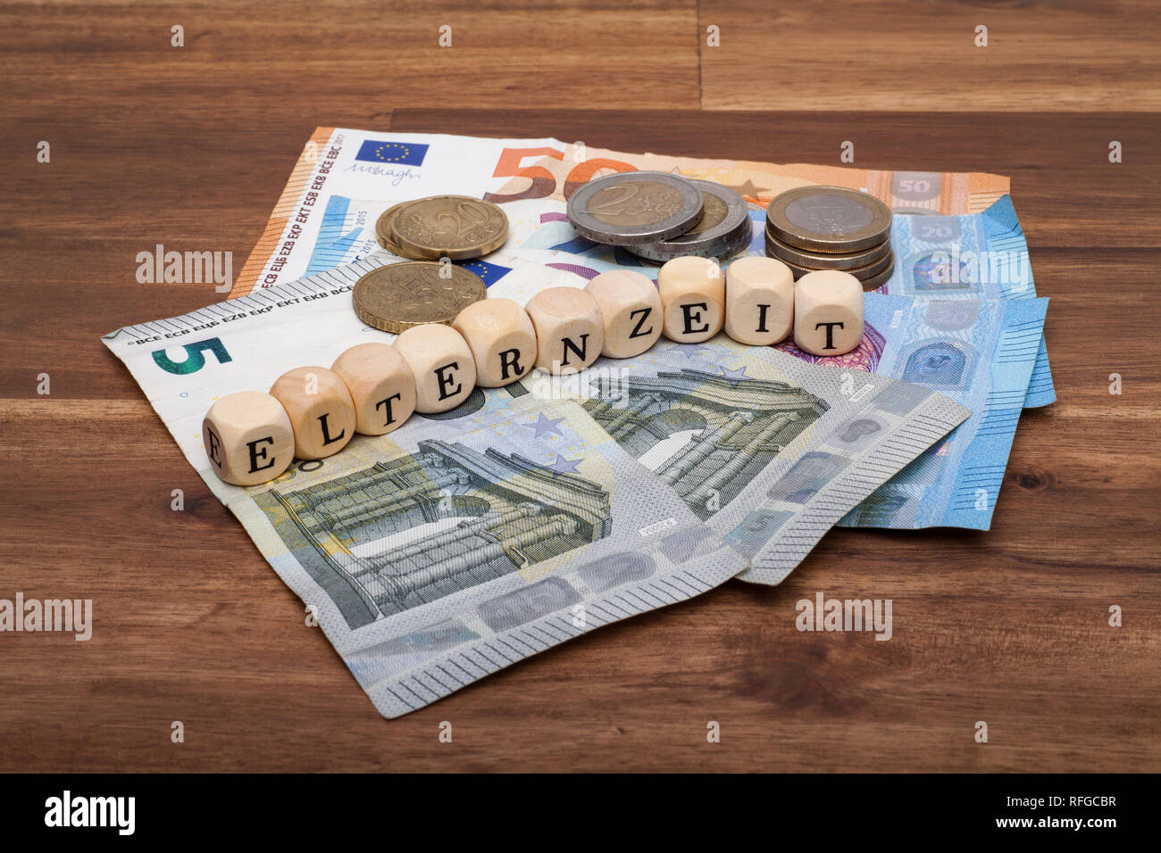 Mourir Euro Geldscheine Münzen und liegen auf dem Tisch mit dem Wort Elternzeit Banque D'Images