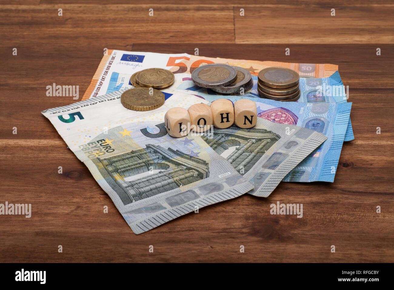 Mourir Euro Geldscheine Münzen und liegen auf dem Tisch mit dem Wort Lohn Banque D'Images