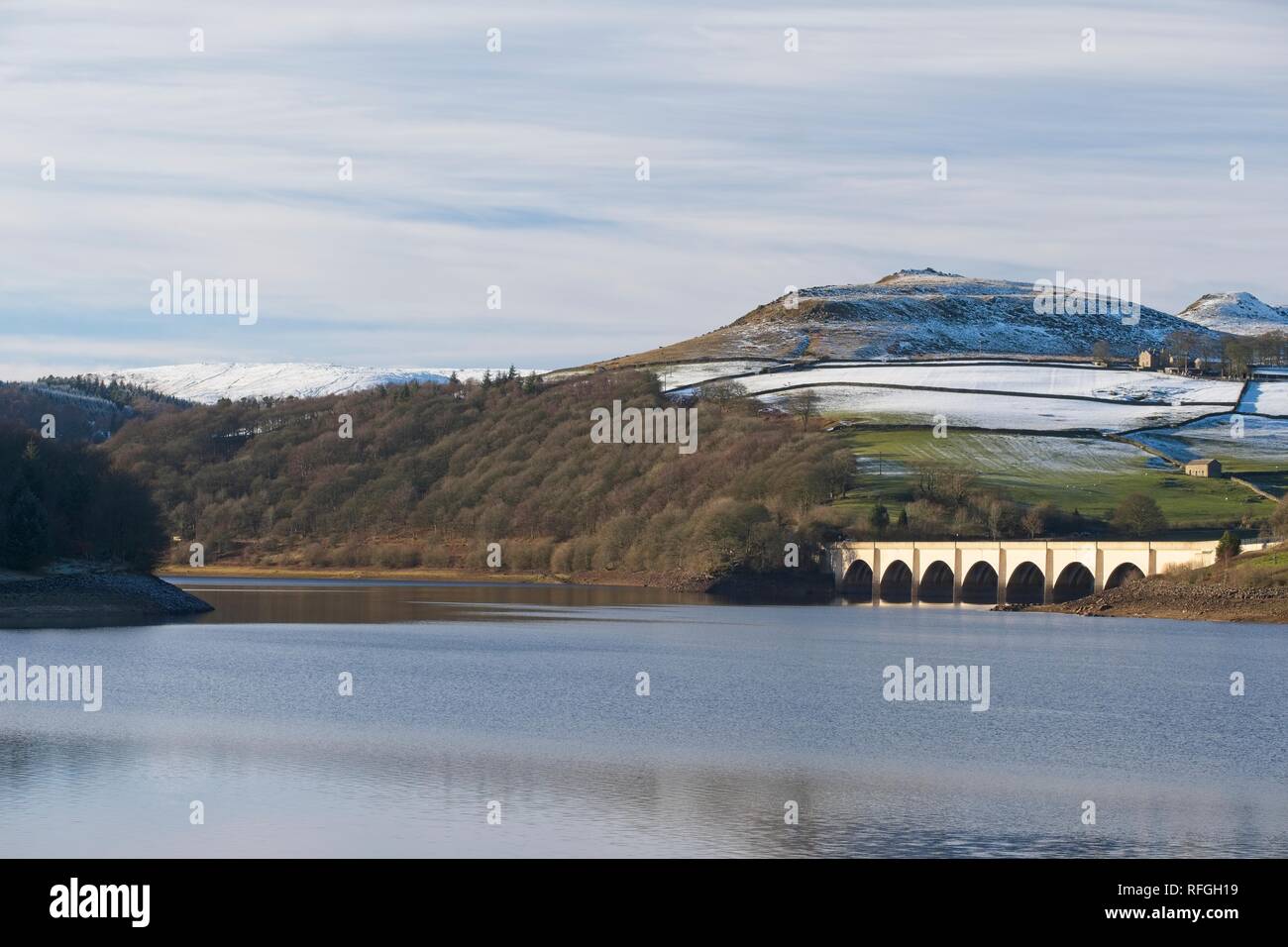 Maures et ASHOPTON GLOSSOP CI-DESSUS AU-DESSUS DU PONT LADYBOWER RESERVOIR PARC NATIONAL DE PEAK DISTRICT Banque D'Images