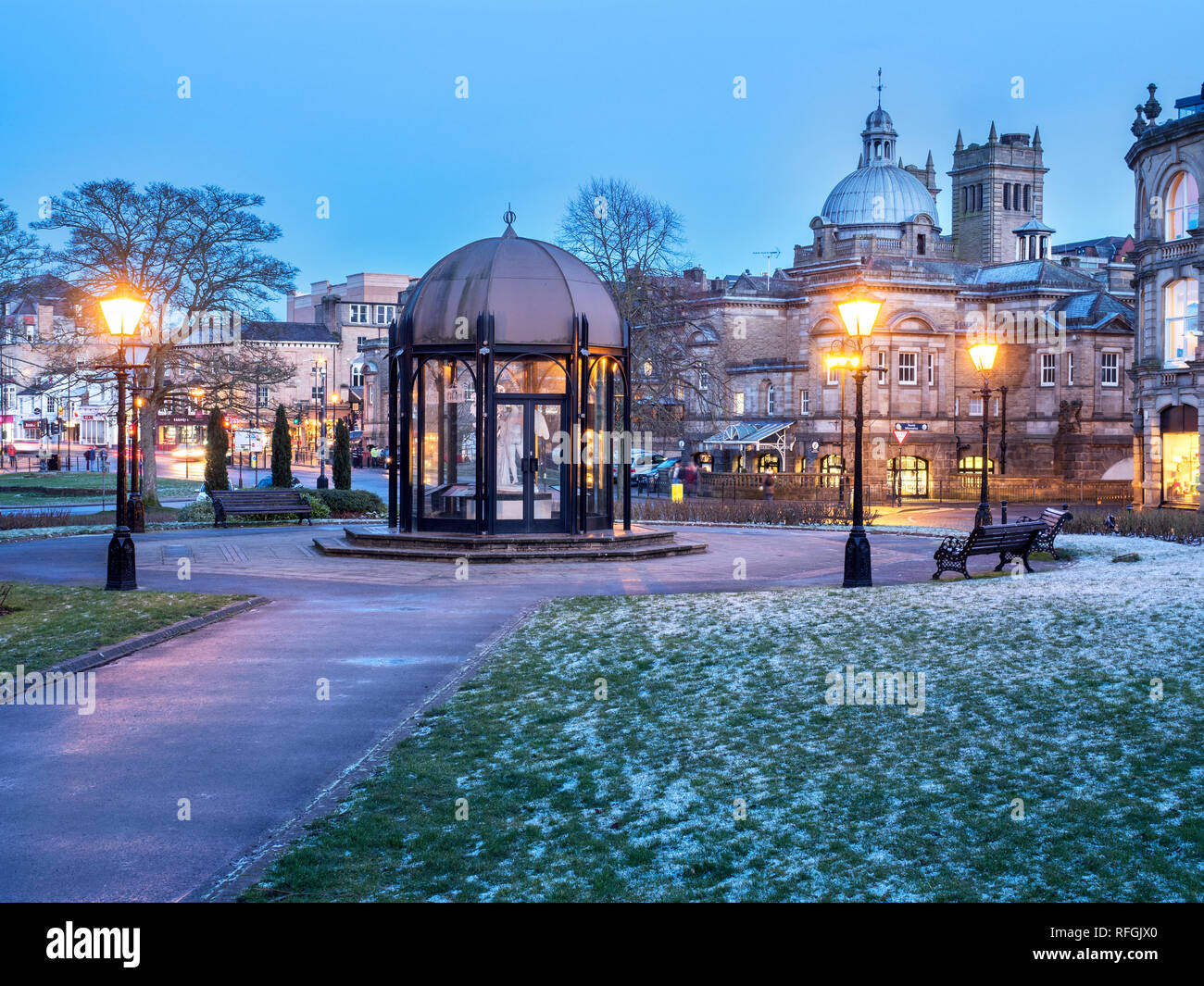 Crescent Gardens et old Royal Baths au crépuscule en hiver Harrogate North Yorkshire Angleterre Banque D'Images