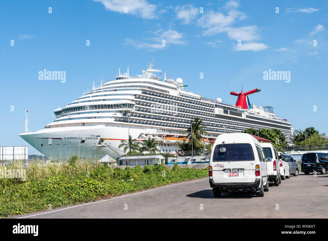 Montego Bay, Jamaïque - 09 janvier 2019 : Carnival Dream bateau de croisière amarré au port terminal de croisière de Montego Bay à Freeport Banque D'Images