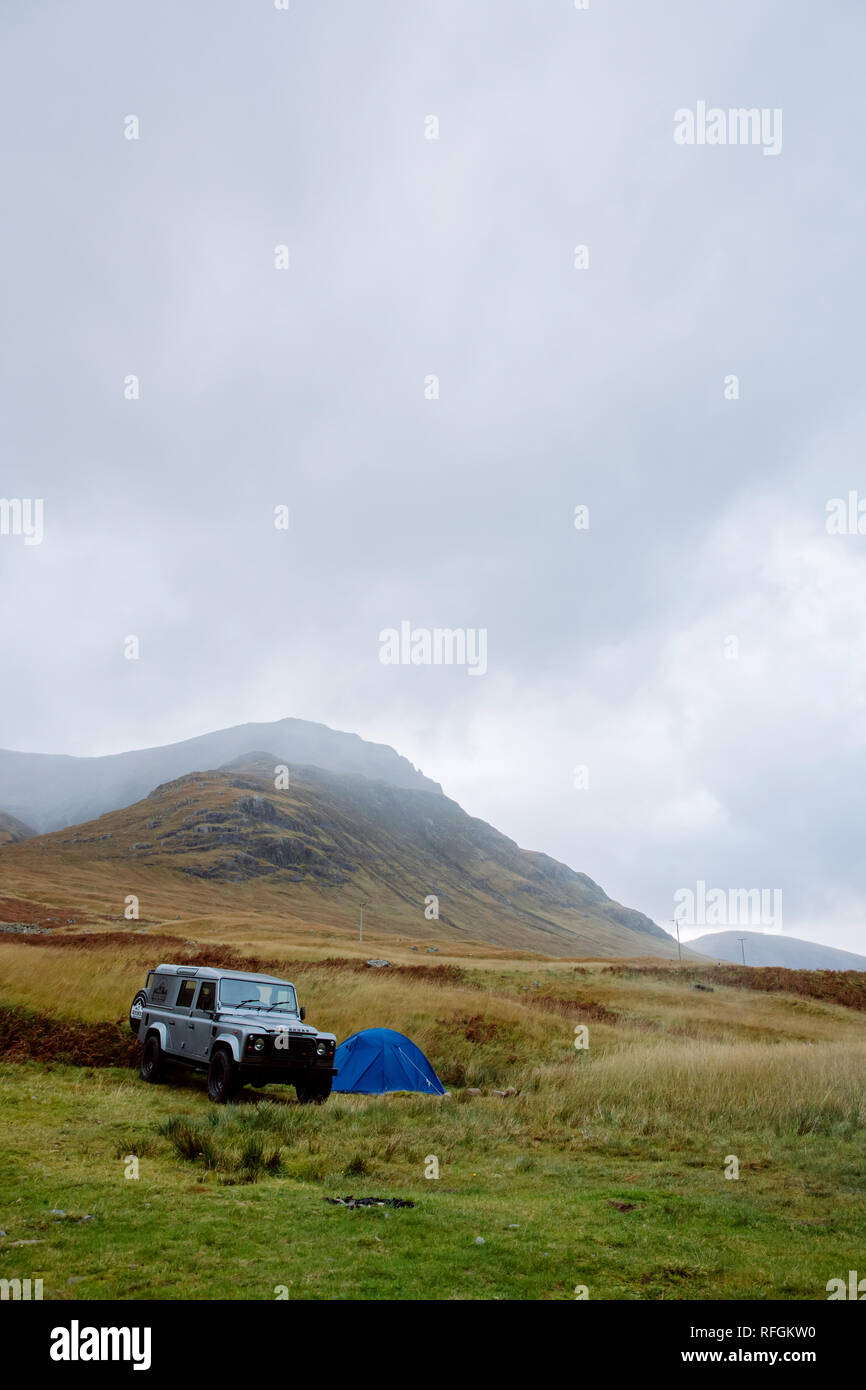 Un Land rover et spot de camping sauvage en Ecosse Banque D'Images