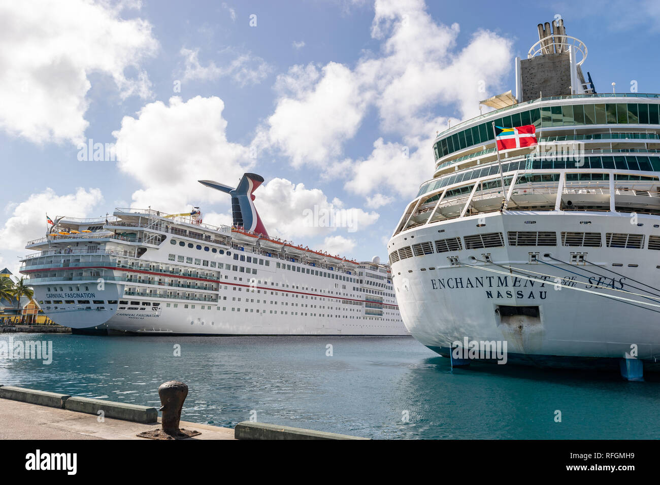 Nassau, Bahamas - 02 décembre 2015 : Carnival Fascination et Royal Caribbean Enchantment of the Seas les navires de croisière amarré au port de croisière Banque D'Images