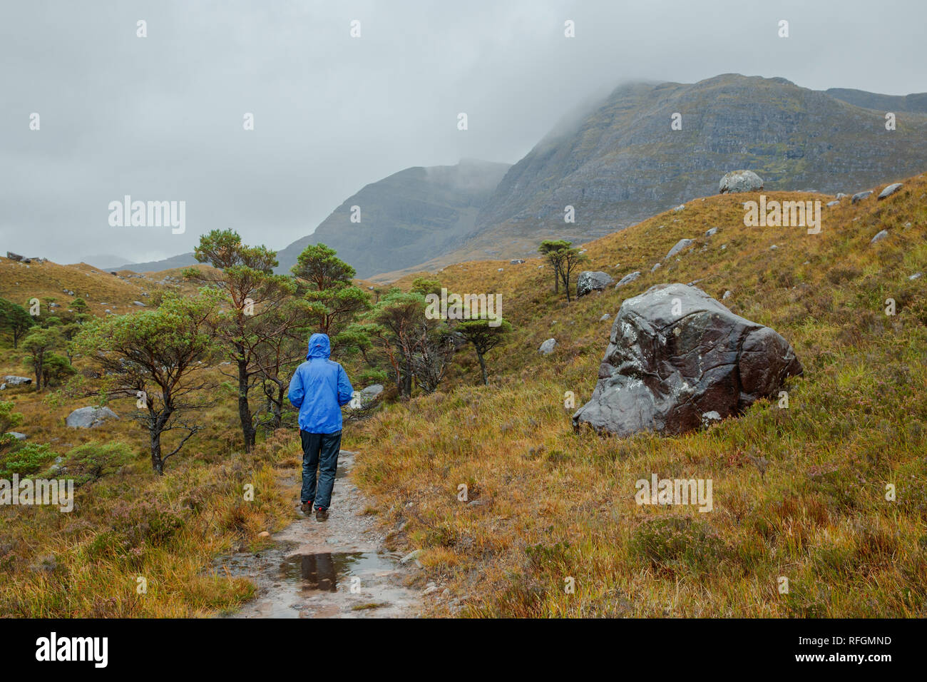 Une personne qui marche dans la campagne écossaise près de l'Allt Coire Rooill dans la rivière, l'Écosse Torridon Banque D'Images