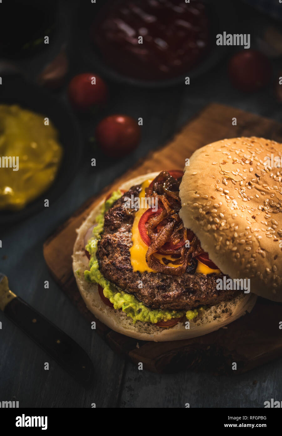 Tasty burger fait maison servi avec différentes sauces top view Banque D'Images