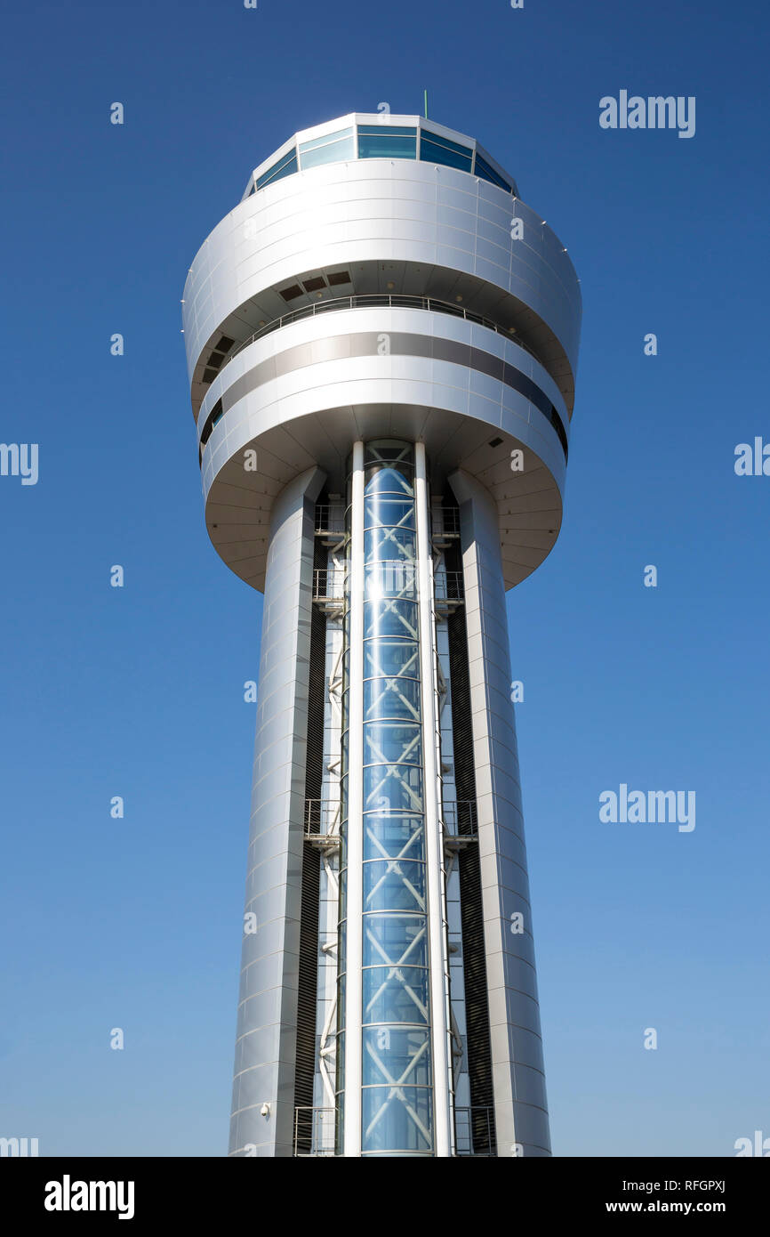 Tour de contrôle de la circulation aérienne contre le ciel bleu à l'aéroport de Sofia, Bulgarie. Banque D'Images