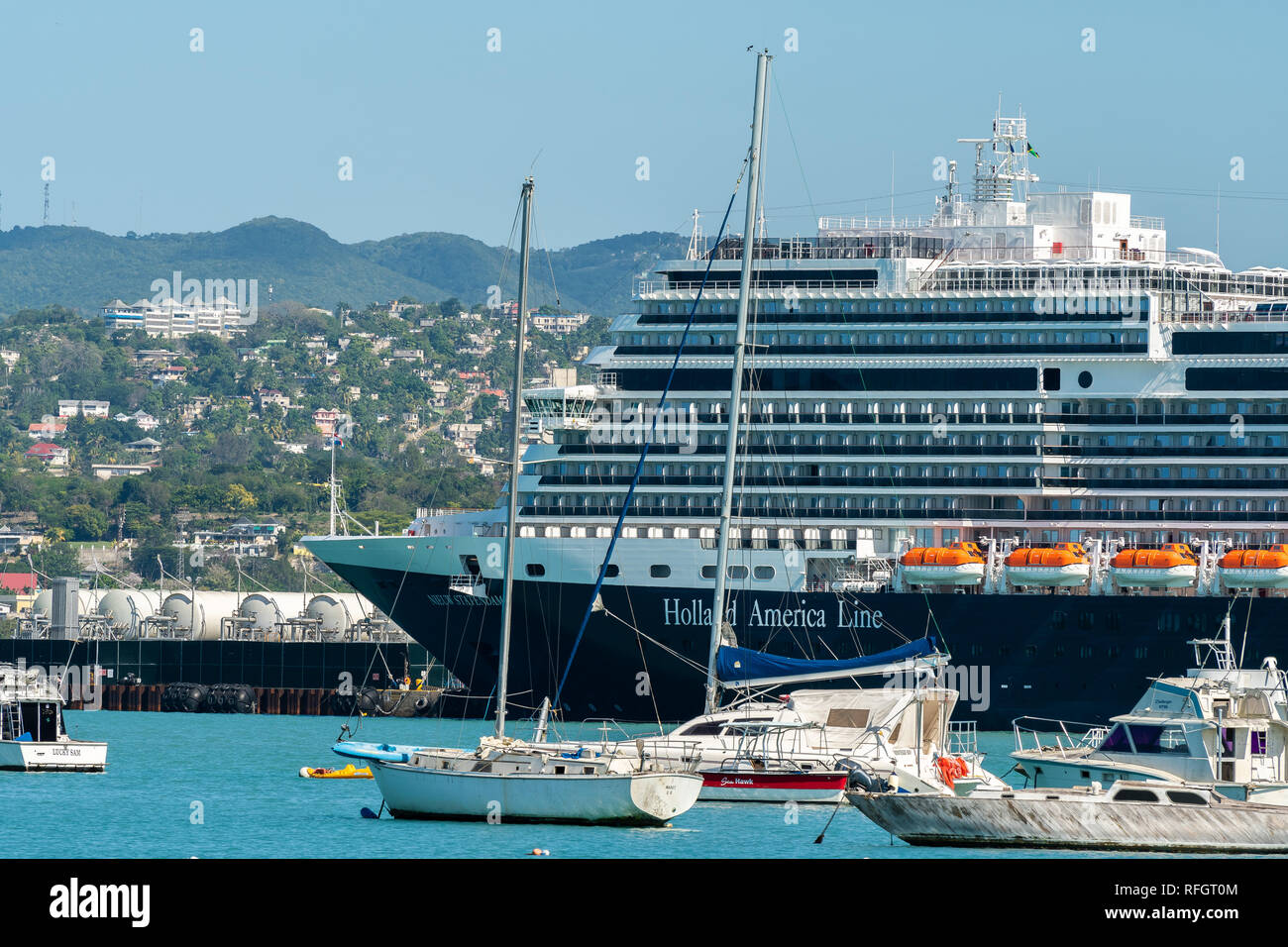 Montego Bay, Jamaïque - 09 janvier 2019 : Holland America Nieuw Statendam bateau de croisière amarré au port terminal de croisière de Montego Bay à Freeport Banque D'Images