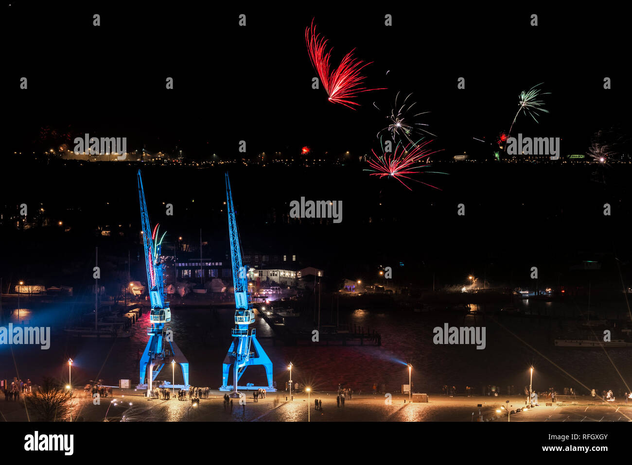 Feuerwerk à Rostock zu Silvester, Blick über die Stadt, die Gebäude und Dächer Banque D'Images