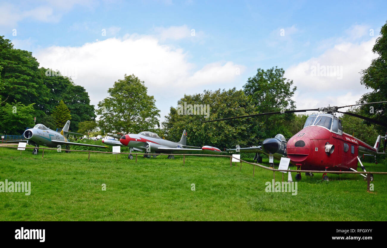 Vue d'avions militaires, Lockheed T-33, et un hélicoptère Westland Whirlwind du Norfolk et du Suffolk Aviation Museum, Flixton, Suffolk, UK Banque D'Images