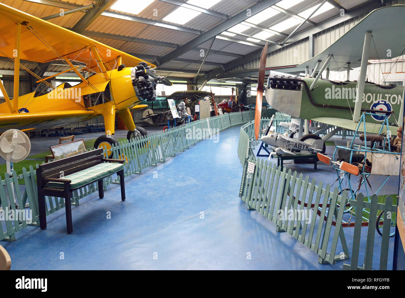 Boeing Stearman PT-27 Kaydet, et une Boulton Paul P.6 et du Norfolk et du Suffolk Aviation Museum, Flixton, Suffolk, UK Banque D'Images