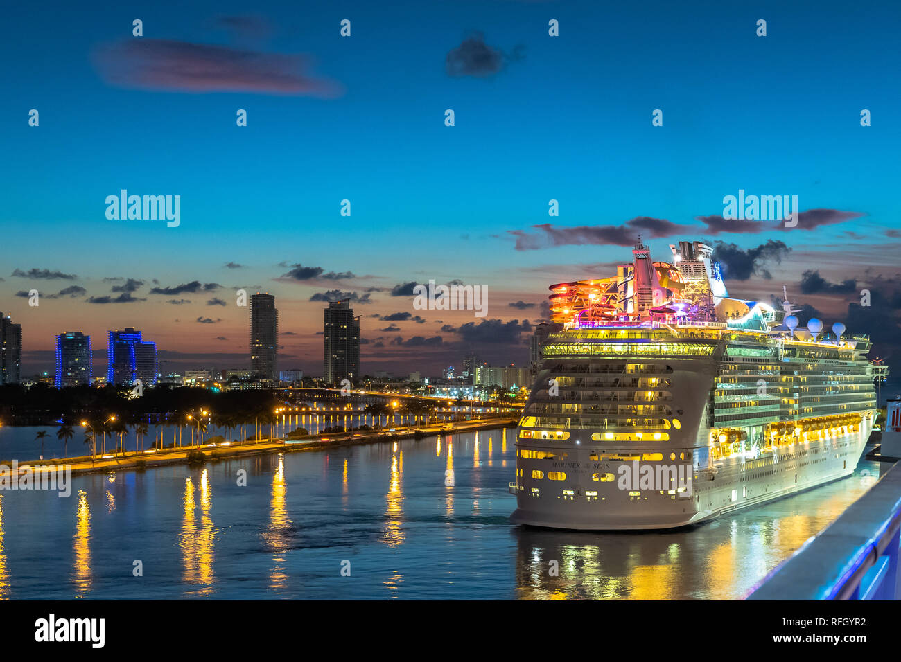 Miami, Floride - 19 novembre 2018 : Royal Caribbean Cruise Line Mariner of the Seas bateau de croisière naviguant dans le Port de Miami au lever du soleil avec des toits de Banque D'Images