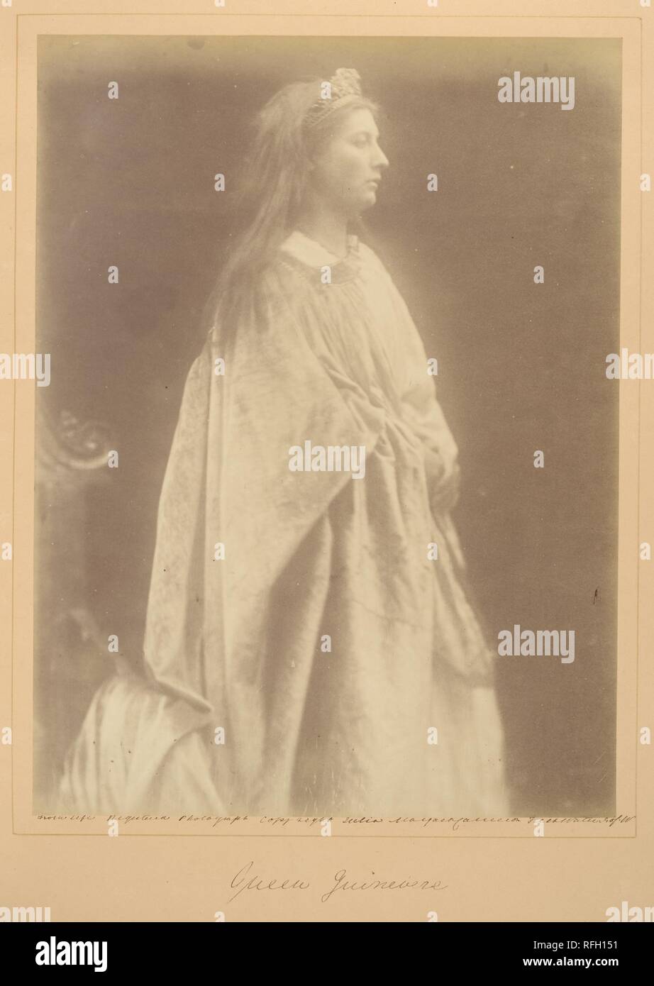 La reine Guenièvre. Artiste : Julia Margaret Cameron (British (né en Inde), Calcutta 1815-1879 Kalutara, Ceylan). Dimensions : 34,1 x 25,5 cm (13 7/16 x 10 1/16 in. ). Date : 1874. En 1874, Tennyson a demandé à Cameron de faire des illustrations photographiques pour une nouvelle édition de ses Idylles du roi, une refonte de la légende arthurienne. Répondre que les deux savaient que "c'est l'immortalité pour moi d'être liée à vous,' Cameron accepta volontiers l'affectation. De superbes costumes et sa famille et de ses amis, elle a fait quelques expositions 245 pour arriver à la poignée qu'elle voulait pour le livre. En fin de compte, et de manière prévisible--elle était unhapp Banque D'Images