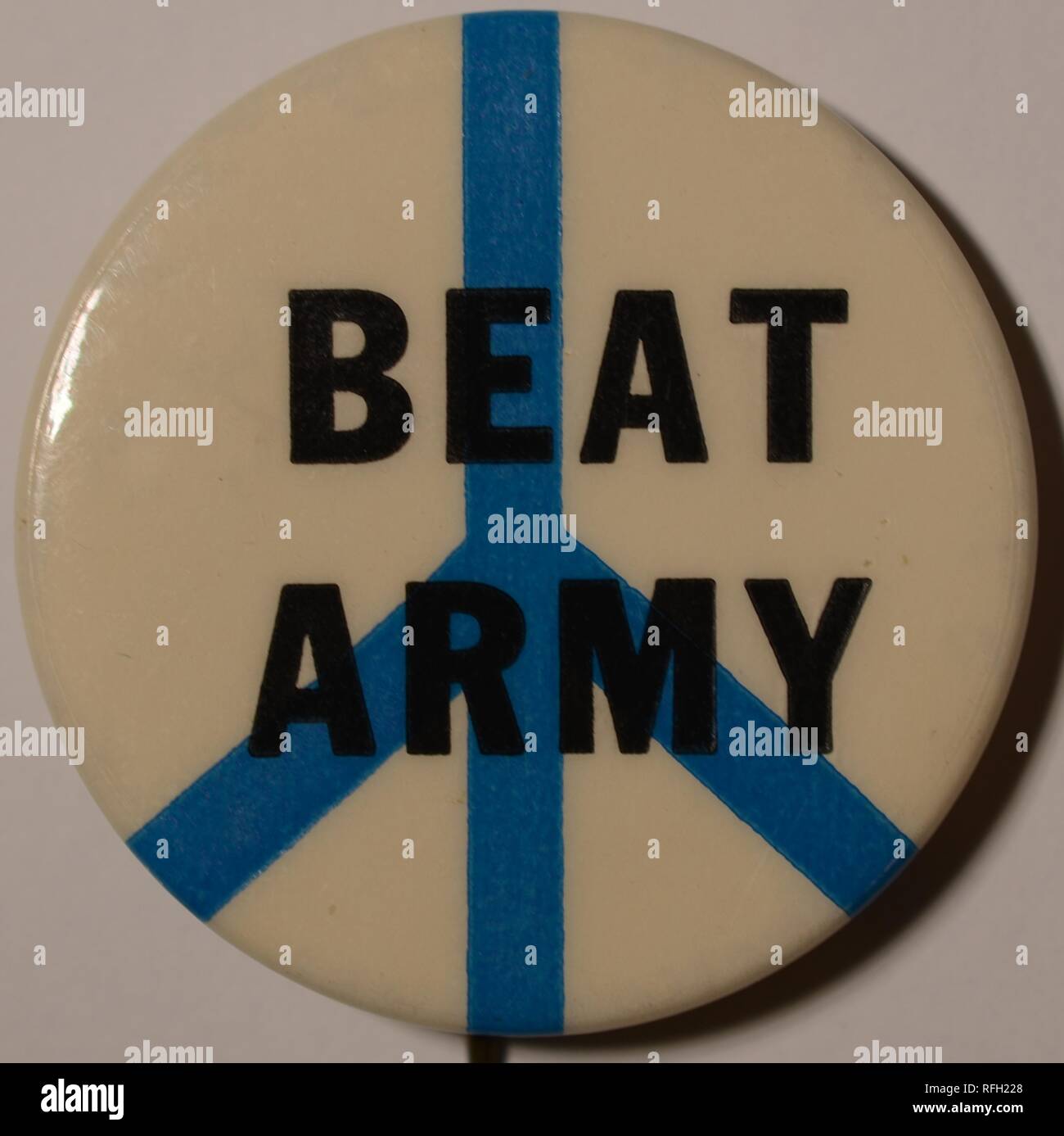 Bleu et blanc, l'anti-guerre, l'axe-bouton retour ou d'un insigne, avec un signe de la paix et le texte 'beat' de l'armée, fabriqué pendant la guerre du Vietnam, 1975. () Banque D'Images