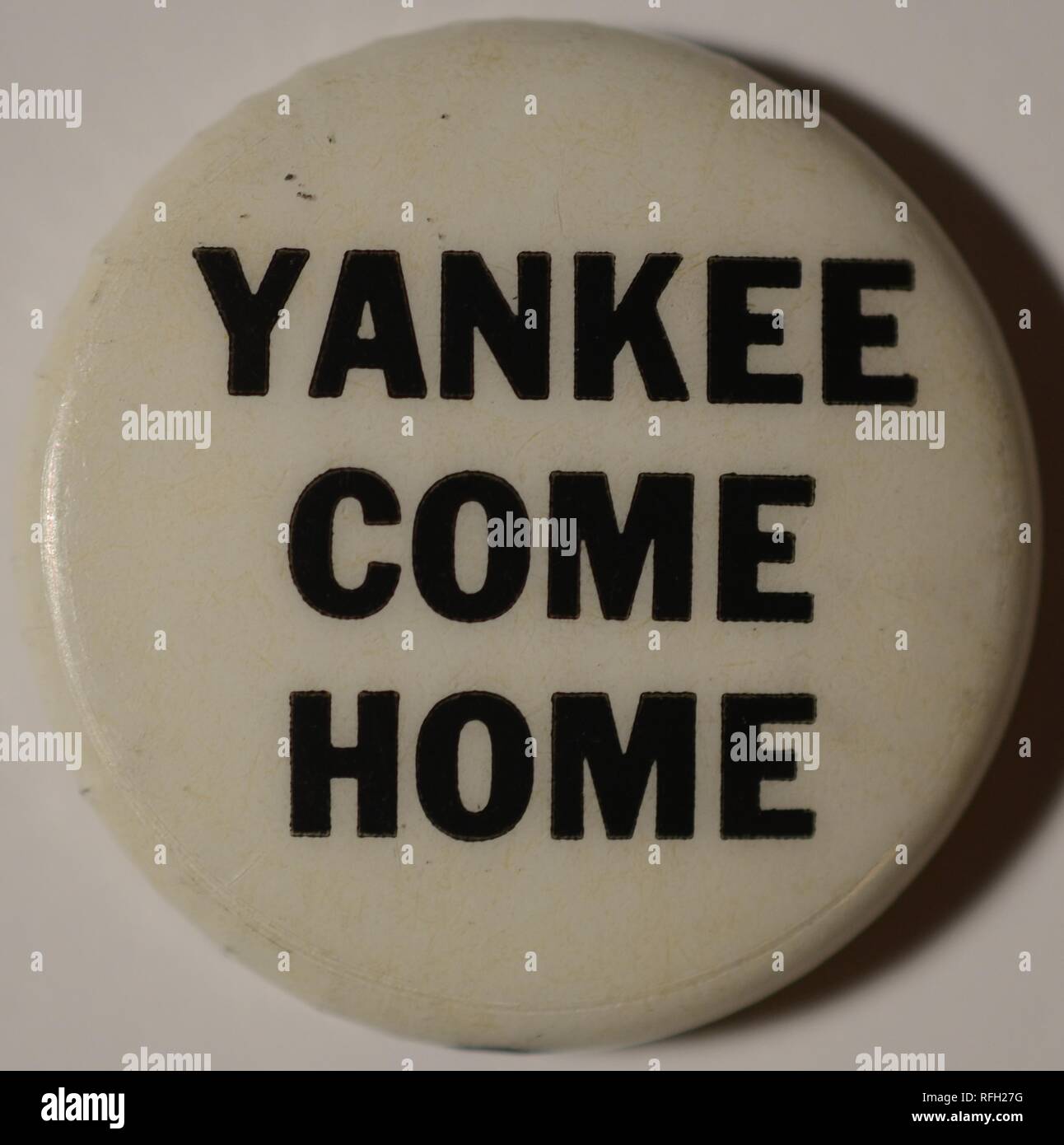 Blanc et noir, anti-guerre, l'axe-bouton retour ou d'un insigne, avec le texte 'yankee' Come Home, fabriqué pendant la guerre du Vietnam, 1965. () Banque D'Images