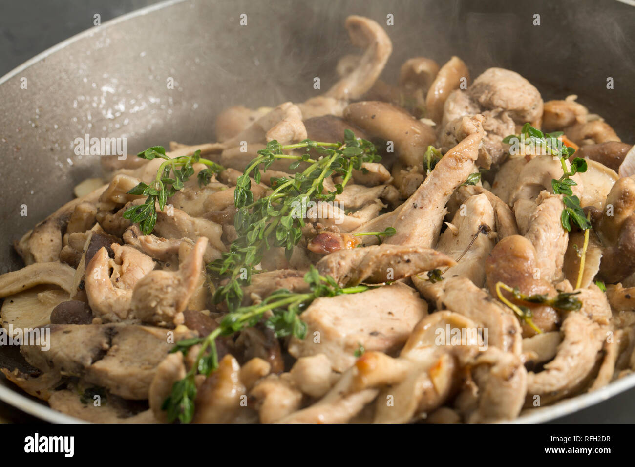 Filet de faisan cuisiné maison coupé en lanières et sauté avec de l'ail, des champignons shiitake, de l'huile d'huile et du thym frais. Dorset Angleterre Royaume-Uni Banque D'Images