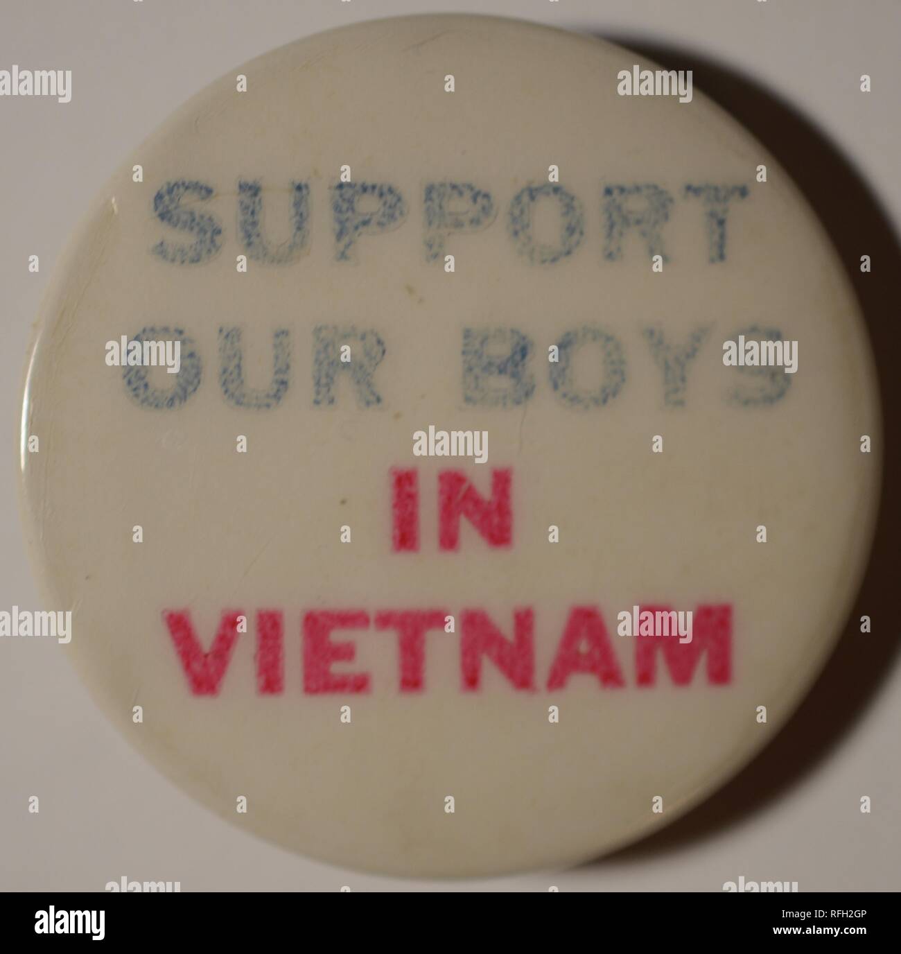 Rouge, blanc et bleu, pro-guerre, broche-bouton retour ou d'un insigne, avec le texte "soutenir nos garçons au Vietnam,' fabriqué pendant la guerre du Vietnam, 1965. () Banque D'Images
