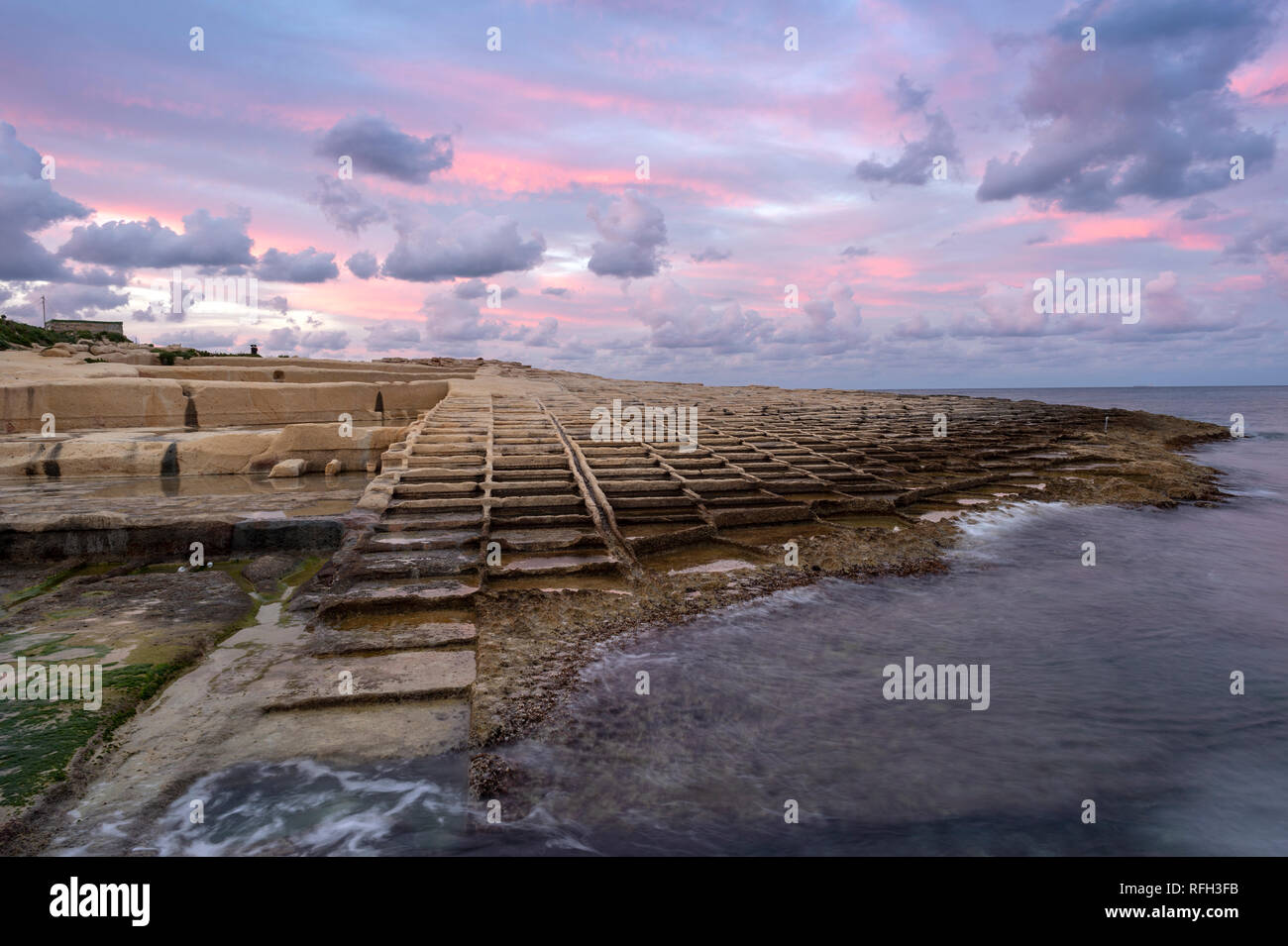 Salines sur la côte de l'IL-Blata, Malte au crépuscule. Banque D'Images