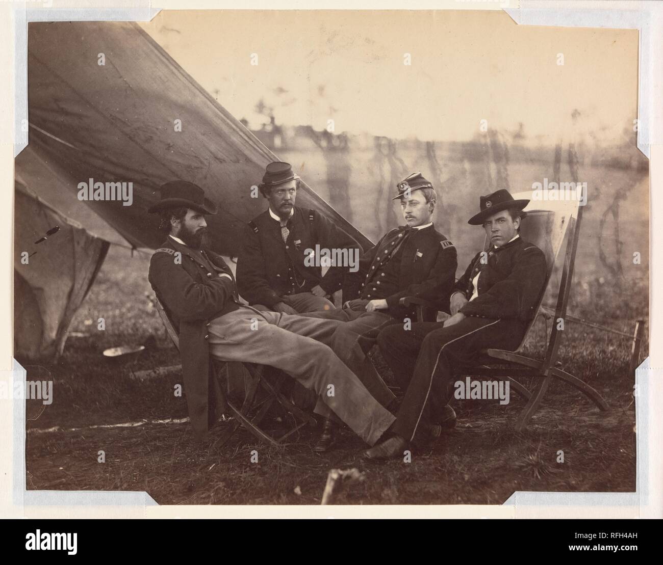 [4] Les agents. Artiste : Alexander Gardner (Américain, Glasgow, Écosse 1821-1882 Washington, D.C.). Dimensions : Image : 17,8 x 22,8 cm (7 x 9 in.). Date : ca. 1864. Gardner est un expert dans le nouveau procédé au collodion humide sur verre plaque-processus de la photographie et en mesure de manager Mathew Brady's Washington, D.C., studio de photographie à partir de 1858 jusqu'en 1862, lorsqu'il avait un désaccord avec son employeur. En novembre 1862, il a formé sa propre compagnie, emmenant avec lui de nombreux de Brady's meilleurs photographes, y compris Egbert Guy Fowx (vu à proximité). Comme Brady, Gardner et son corps produit une vaste documentation photographique Banque D'Images