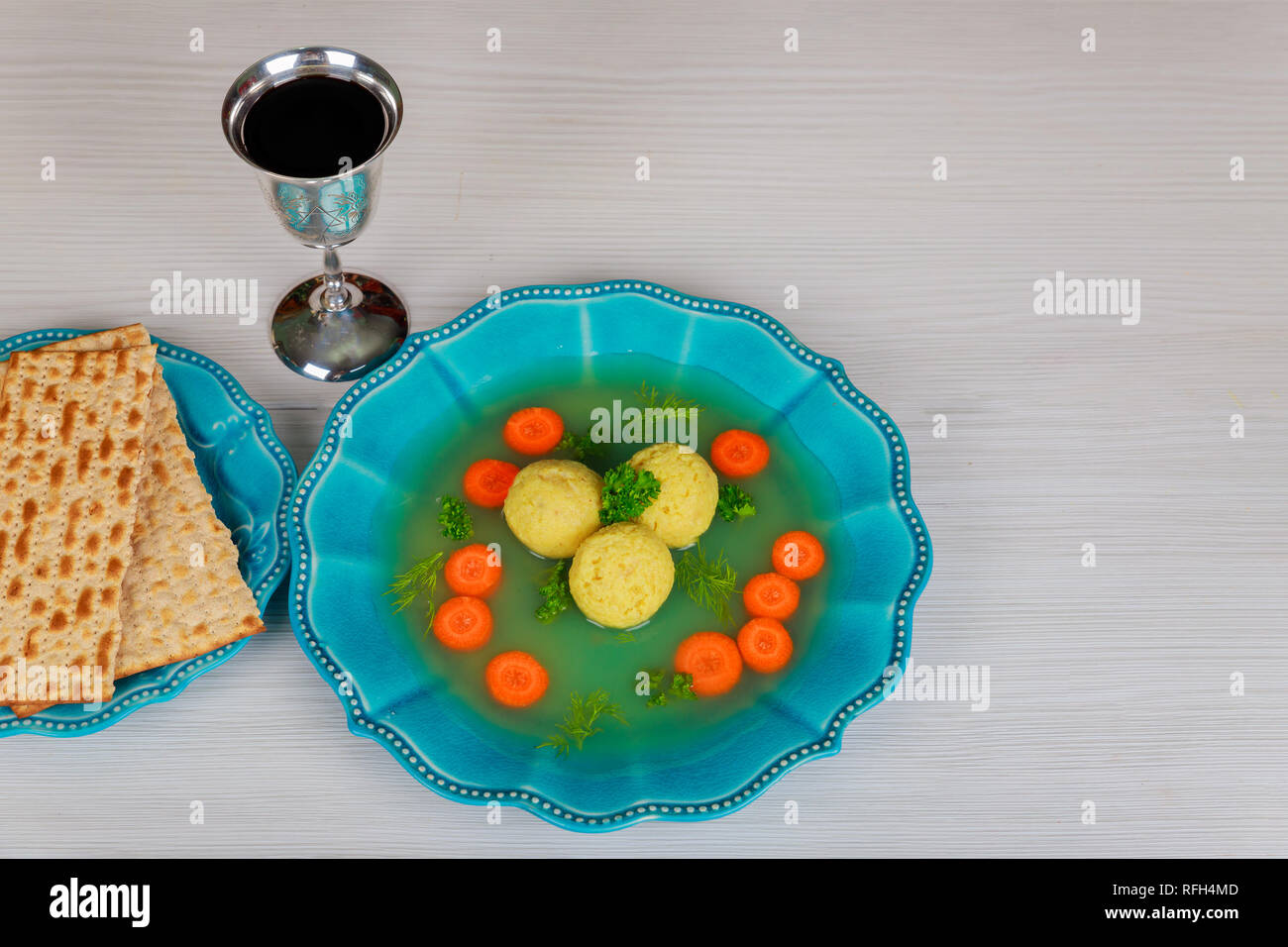 Symboles pour la Pâque juive de Pessah matzah ball plat traditionnel servi avec soupe matsa Banque D'Images