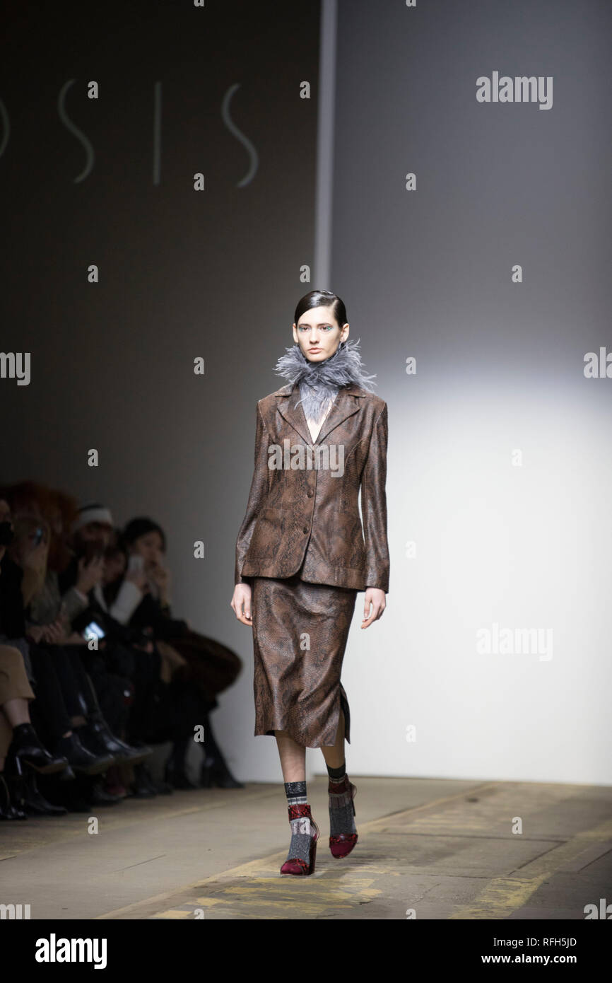 Rome, Italie. 25 janvier 2019, Alta Roma, Fashion week, un modèle, à pied, la piste, dans le cadre d'Morfosis, F.W., 2019-2020 collection Crédit : Francesca Lezzerini/Alamy Live News Banque D'Images